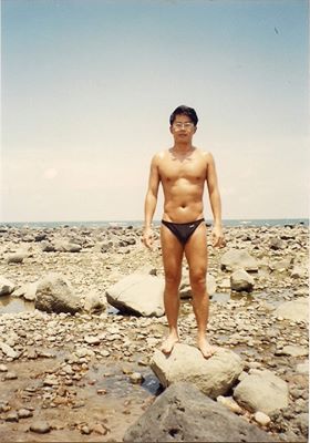 現年57歲的林國基，曬出30歲時的泳裝造型，壯碩黝黑的身形與現今差異頗大。（年代提供）
