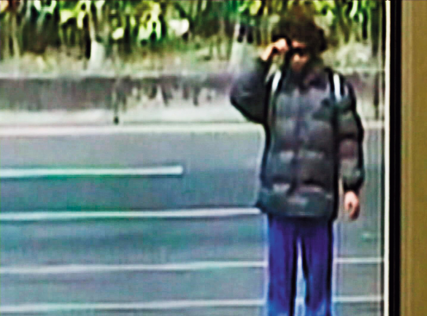 警方調閱監視器，發現陳佳富變裝戴假髮出現在嘉義公路旁。（翻攝畫面）