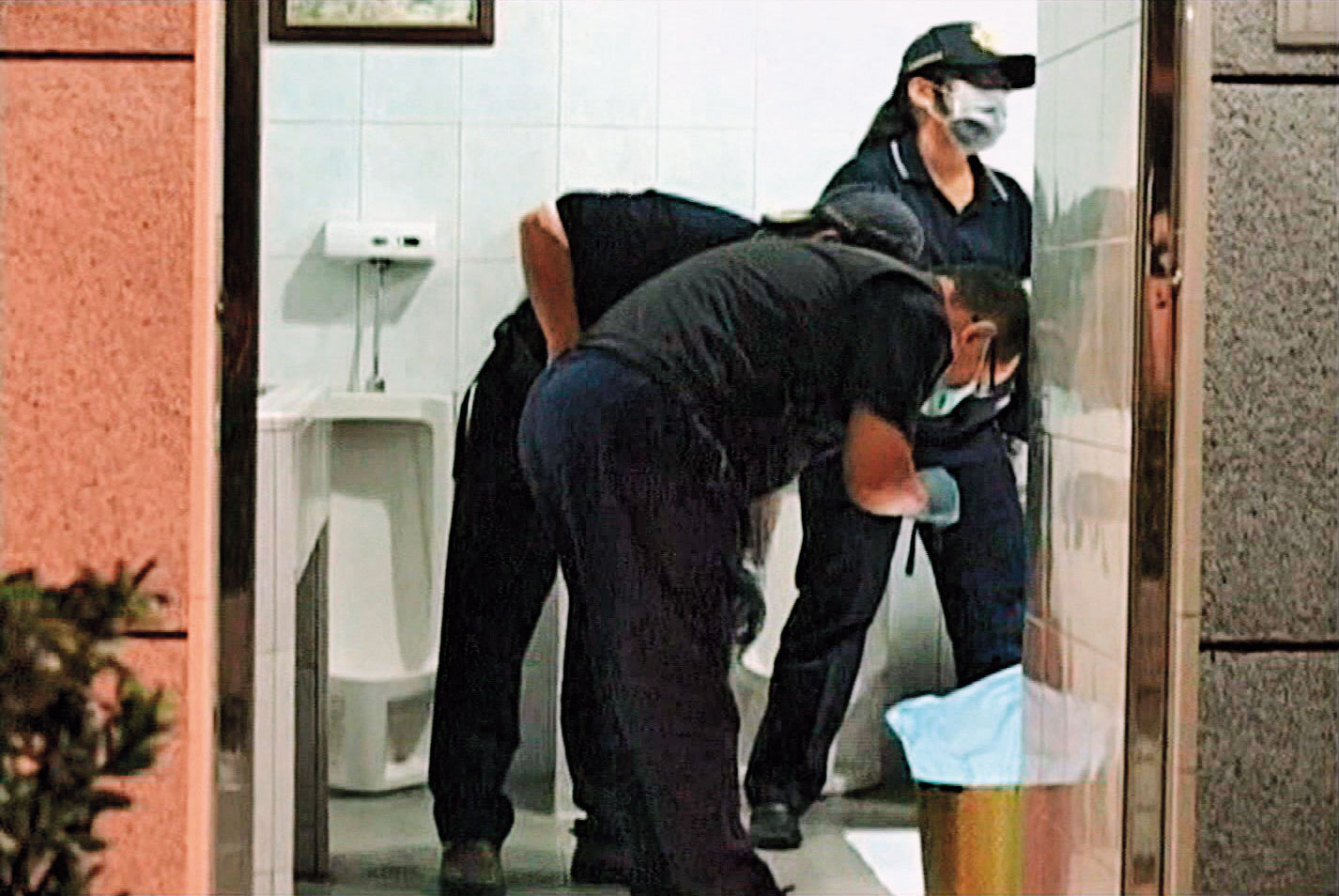 嘉義警方在發現頭顱的公廁中進行採證。（東森新聞提供）