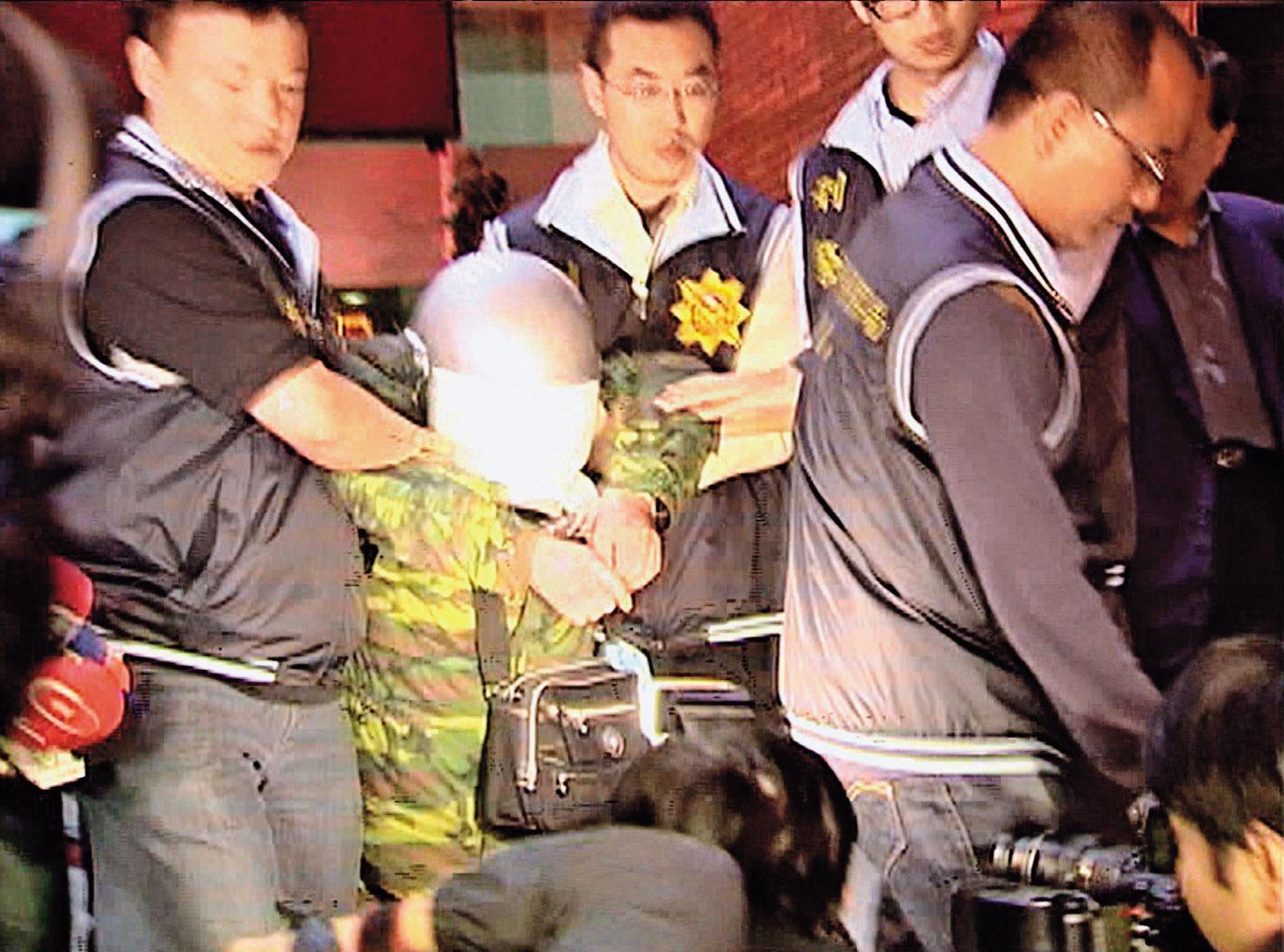 陳佳富面對警方提出的證據，雖堅決否認犯行，仍被依殺人罪逮捕送辦。（東森新聞提供）