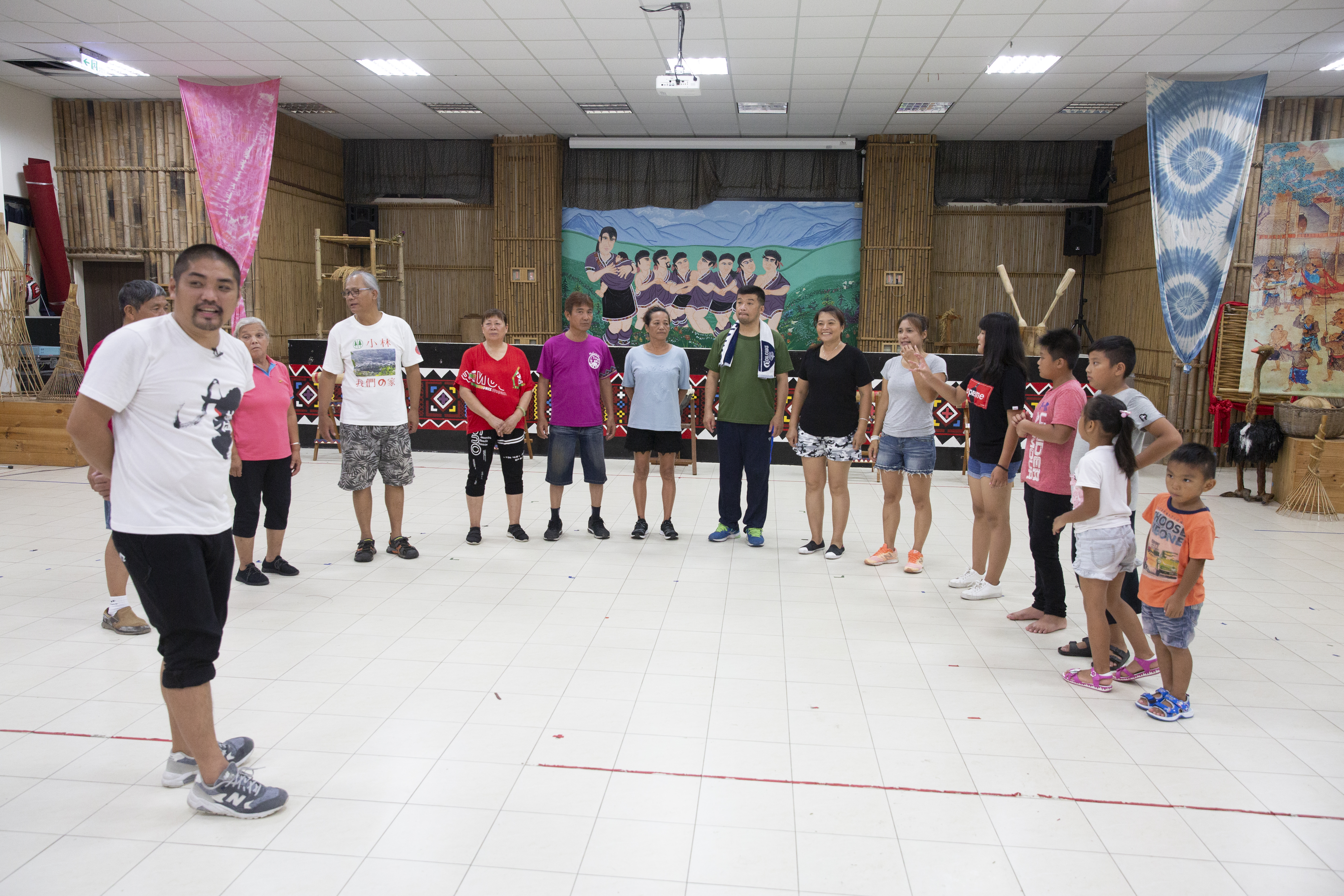 王民亮（左）是大滿舞團團長，復正大武壠族的古調，讓他找到自己災後被留下的意義。