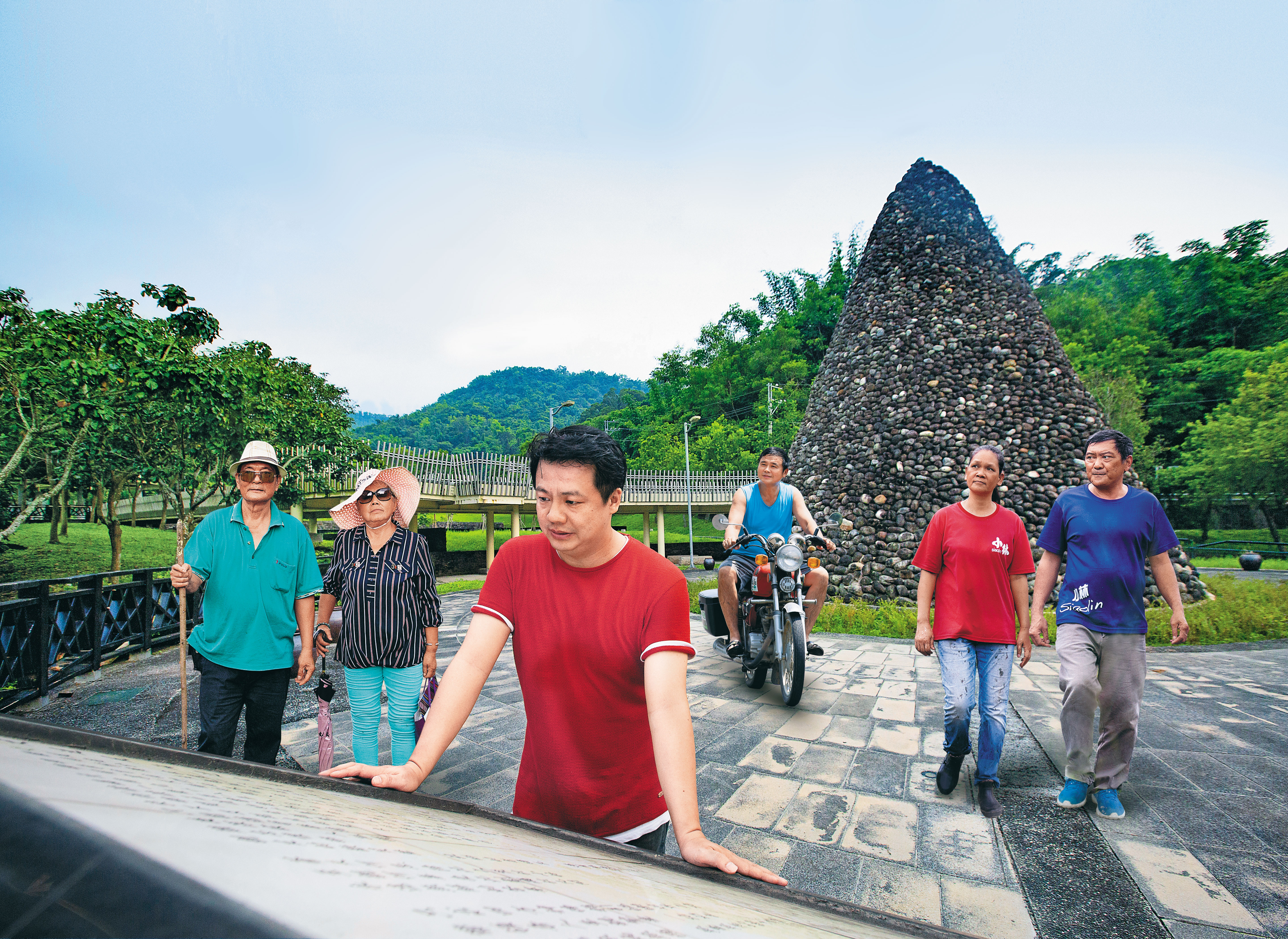 小林村原址被一片土石及復育樹林覆蓋，旁邊則建了祠堂與紀念公園。圖為公園內的紀念碑，由小林村的石頭堆疊而成。圖為合成照片。