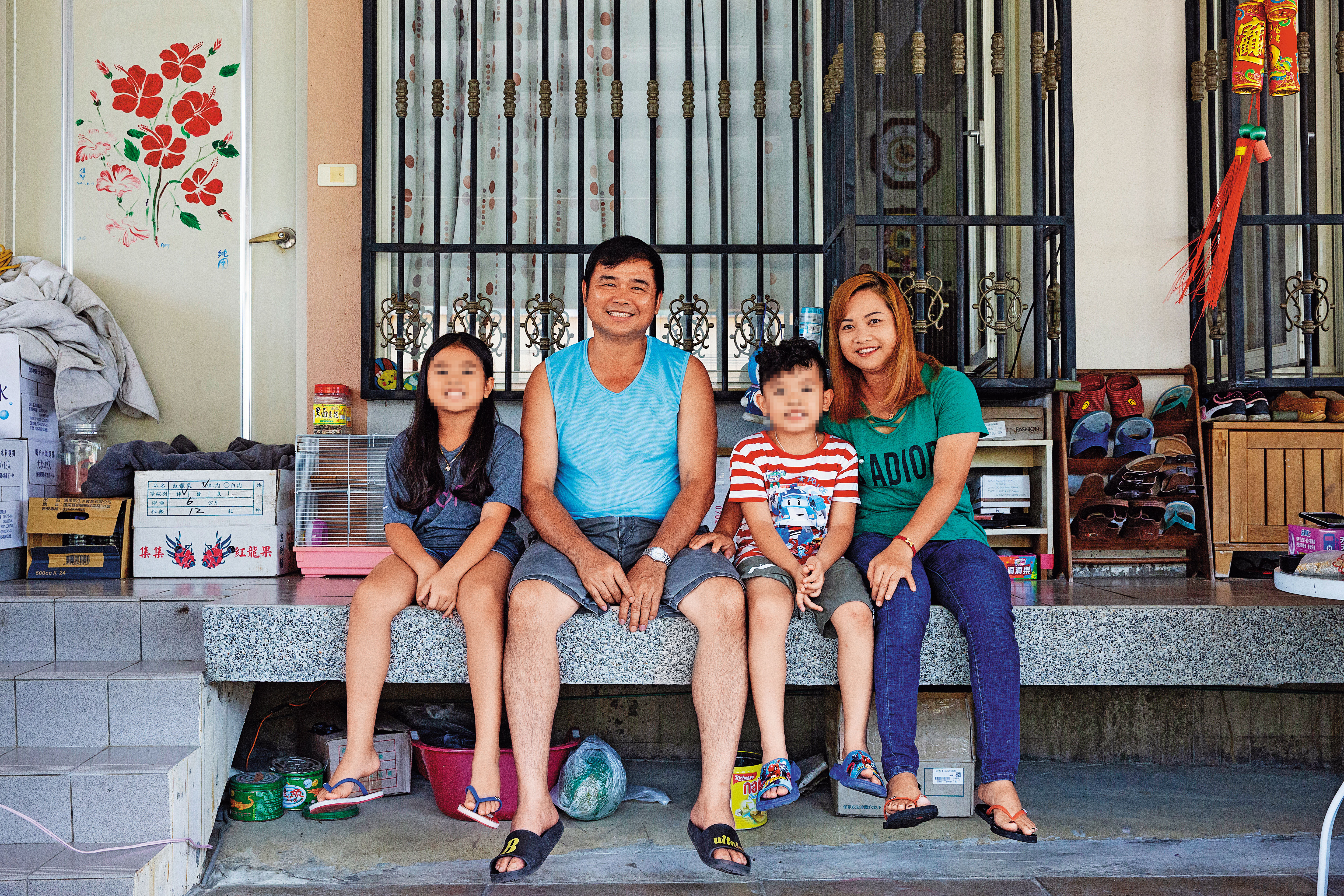 翁瑞琪（左2）和楊美露（右）都是小林村滅村倖存者，後重組家庭，現在住在距小林村最近的五里埔永久屋。