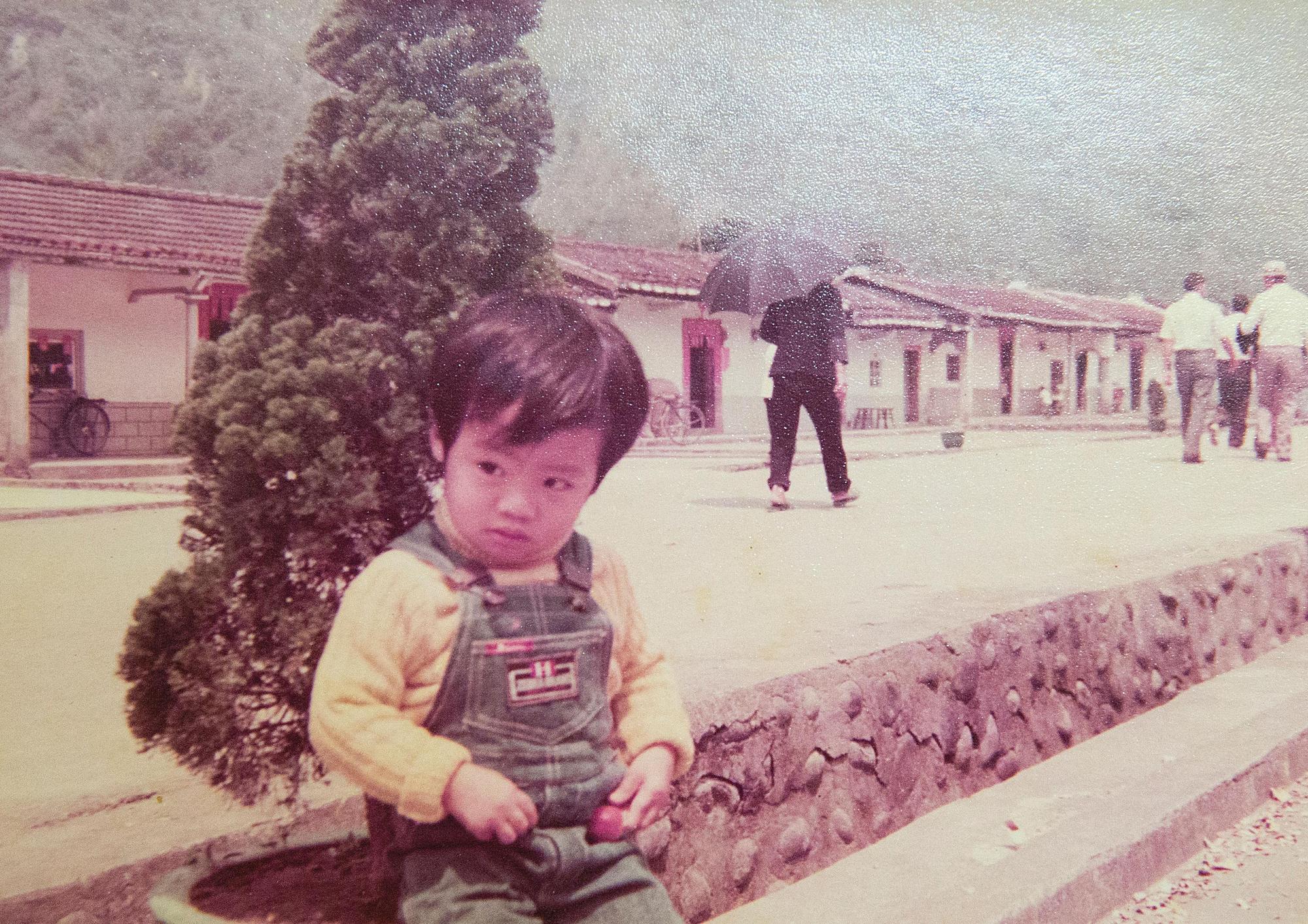 蔡松諭（圖）回憶，小林村每戶人家門口都有「埕」，孩子們會聚集在一起玩打彈珠、捉迷藏等遊戲。（蔡松諭提供）