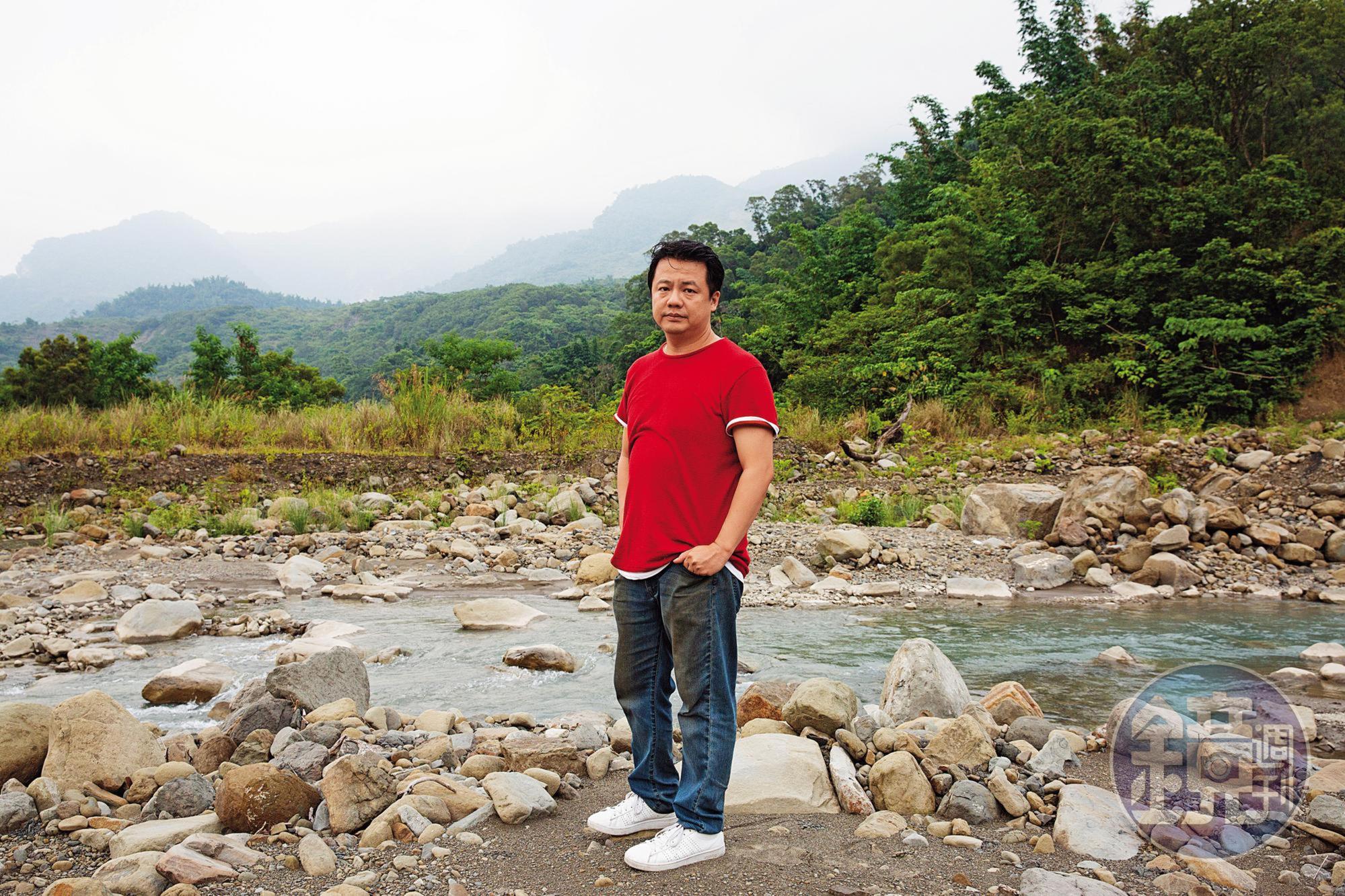 蔡松諭在風災後陪伴村人爭取更適合的永久屋方案及國賠，紀念公園中的碑文也是他所寫。