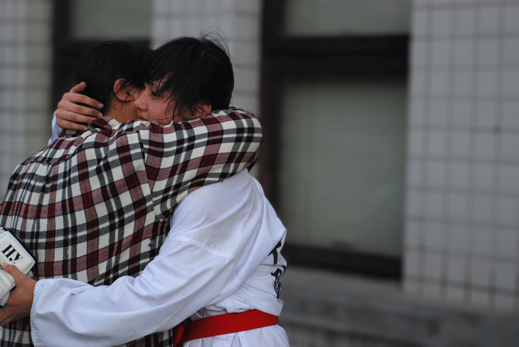 其中一個女孩小珍與母親相擁。（牽猴子提供）