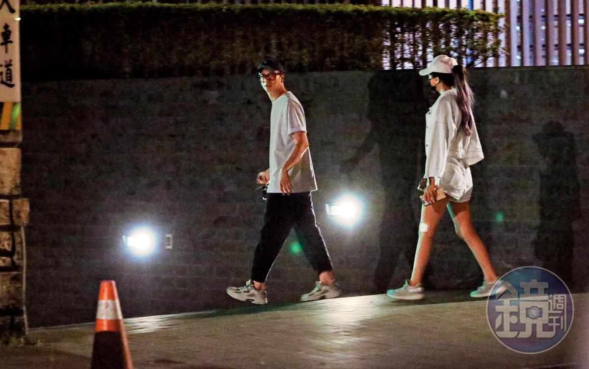 本刊拍到7月8日廖人帥（左）深夜把送上門的蕾菈帶回家，隔天才送她出門。