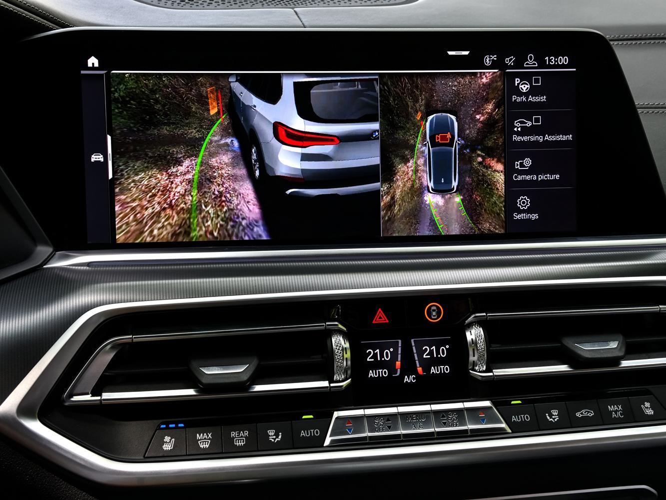 BMW X5 xDrive25d旗艦版搭載360度環景輔助攝影，同時具備遠端3D監控功能。