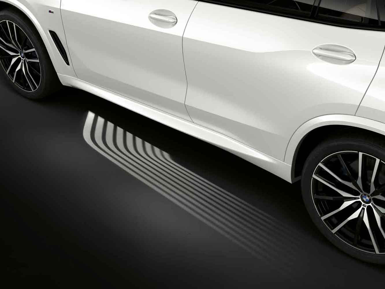 全新世代BMW X5 全車系標準配備智慧Comfort Access免鑰匙系統，主動開啟迎賓光毯與環艙氣氛燈，讓車主優雅入座。