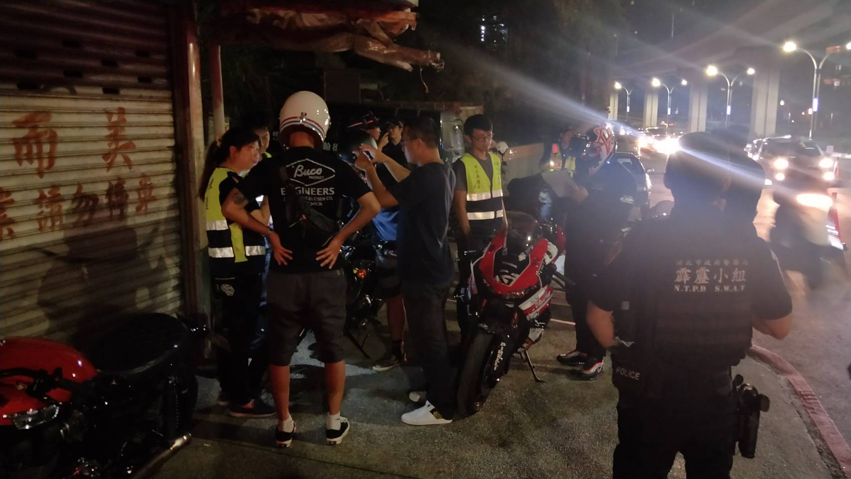 2日夜晚首先在少年最愛飊車的淡水區布下重兵,攔查違法改裝機車。(翻攝畫面)