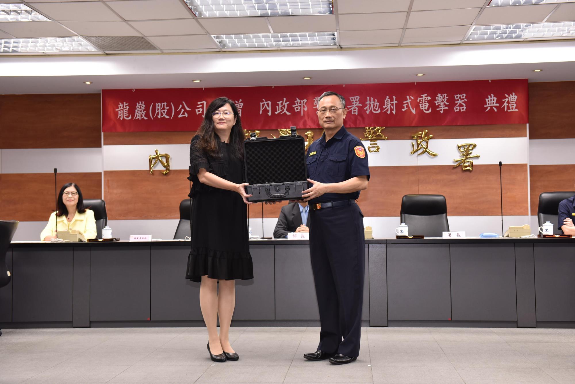龍巖公司代表致贈430支電擊器給警政署，由警政署長陳家欽親自受贈。（警政署提供）