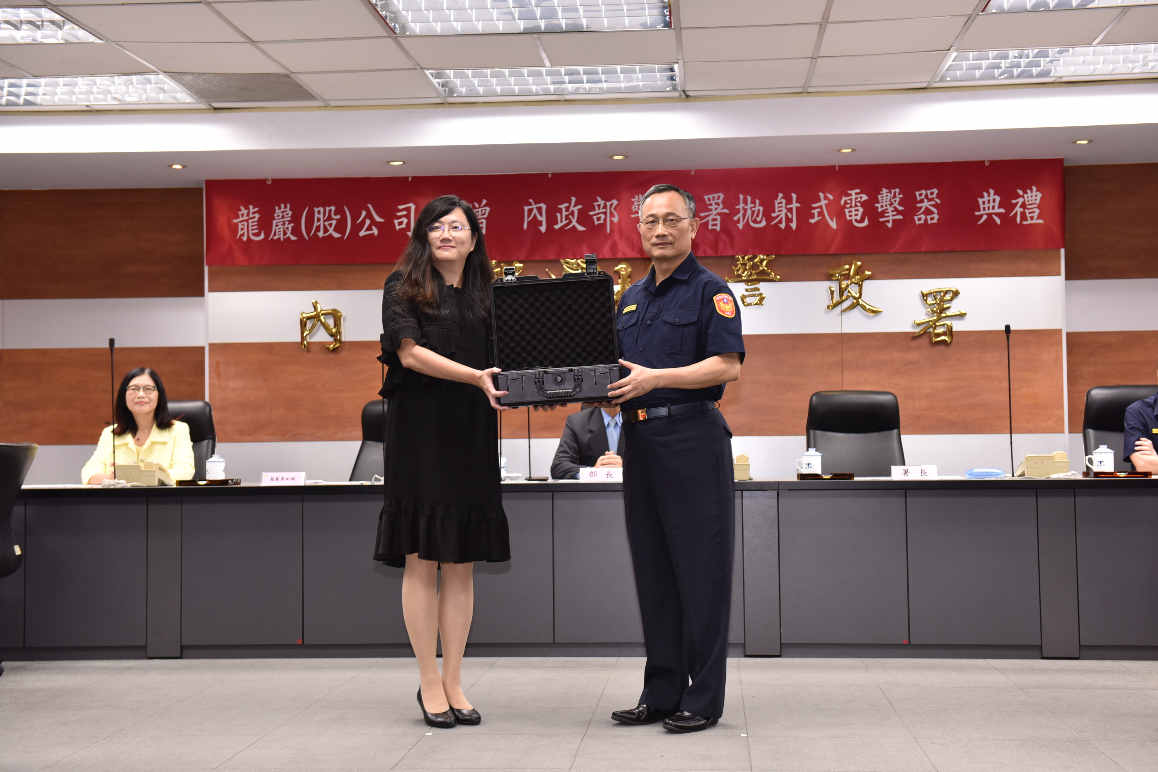 龍巖公司代表致贈430支電擊器給警政署，由警政署長陳家欽親自受贈。（警政署提供）