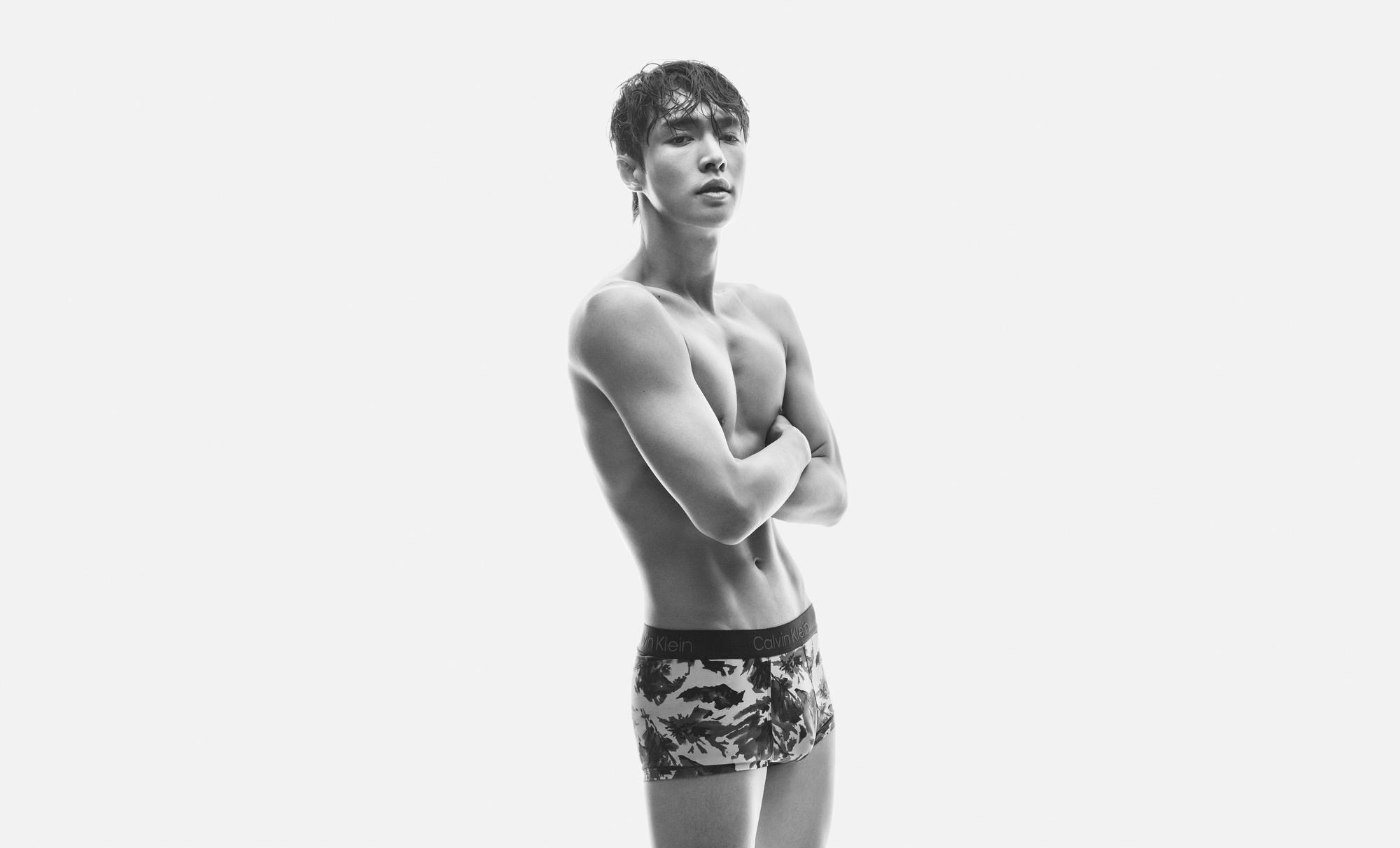 張藝興身材的健美精壯，在CALVIN KLEIN UNDERWEAR襯托下，完美展現。（CALVIN KLEIN提供）