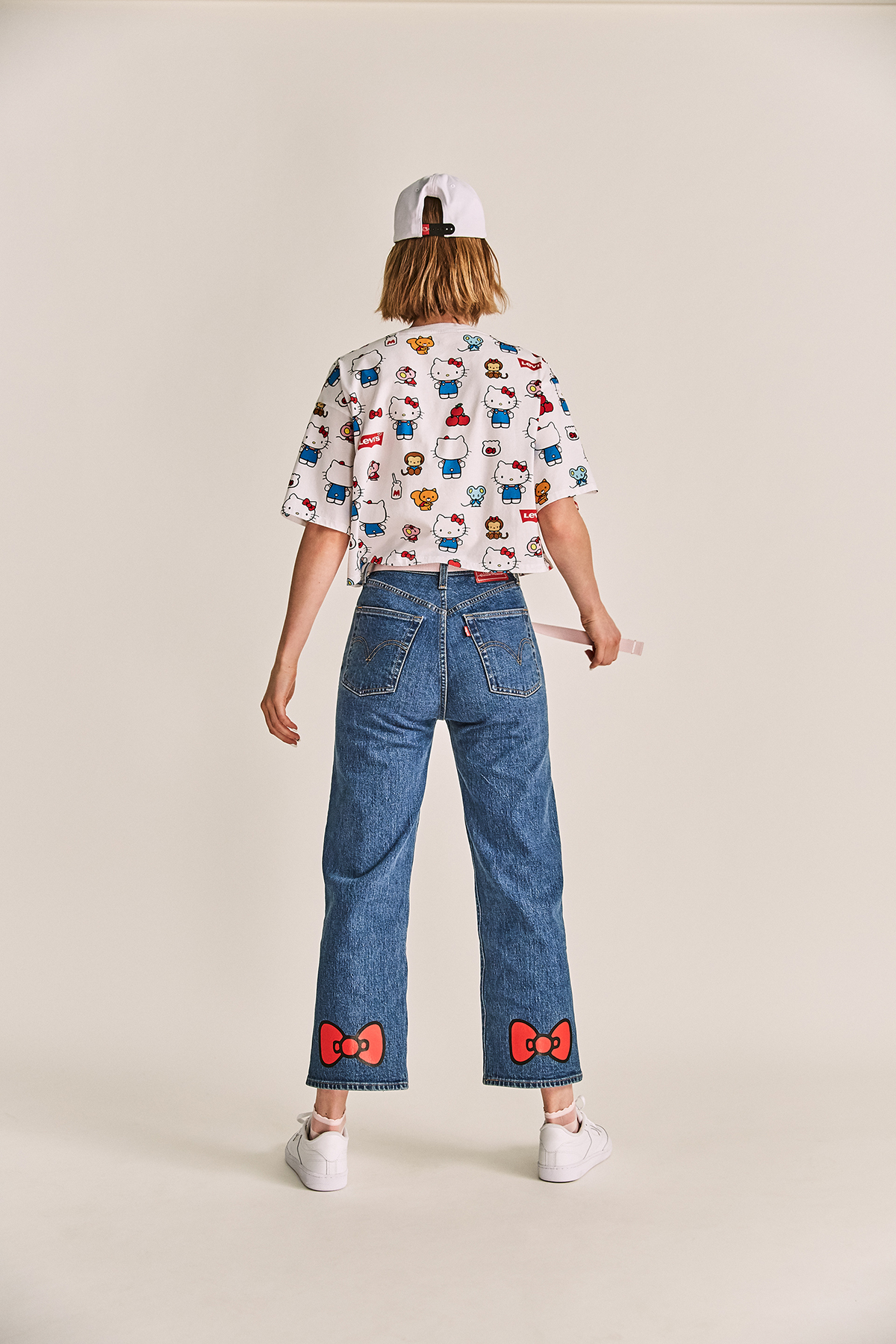 LEVI’S x HELLO KITTY聯名系列為街頭美式風格設計，包括各式短TEE上著、帽TEE與丹寧產品。（LEVI’S提供）