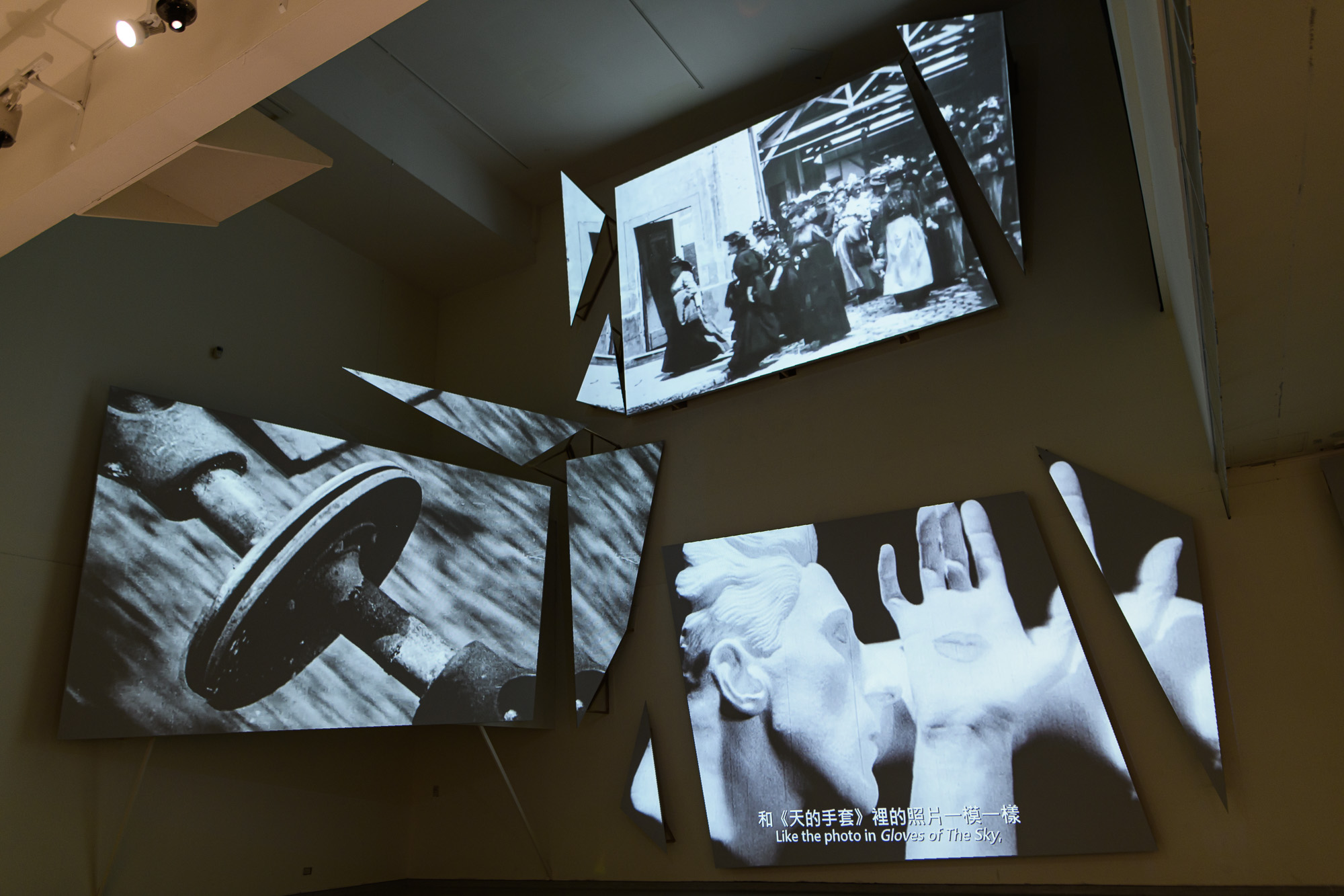 「共時的星叢:『風車詩社』與跨界域藝術時代」是延續黃亞歷紀錄片《日曜日式散步者》的展覽,現正於臺中國立臺灣美術館展出。(國立臺灣美術館提供)