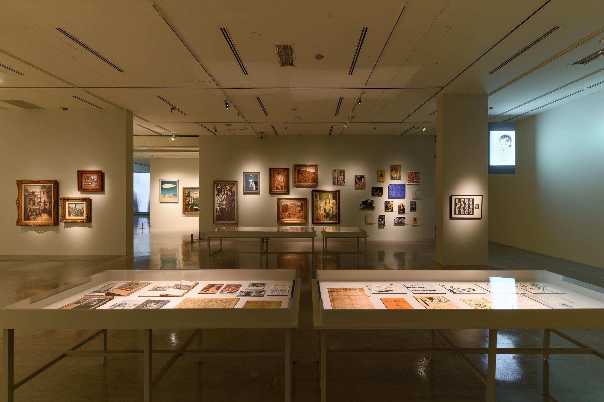 策展團隊從歐亞的博物館借展、國內美術館的典藏中,共有800多件跨媒材的畫作、文件、影音、複製展件等,並結合聲音效果、多媒體裝置、平面設計等跨域展示。(國立臺灣美術館提供)