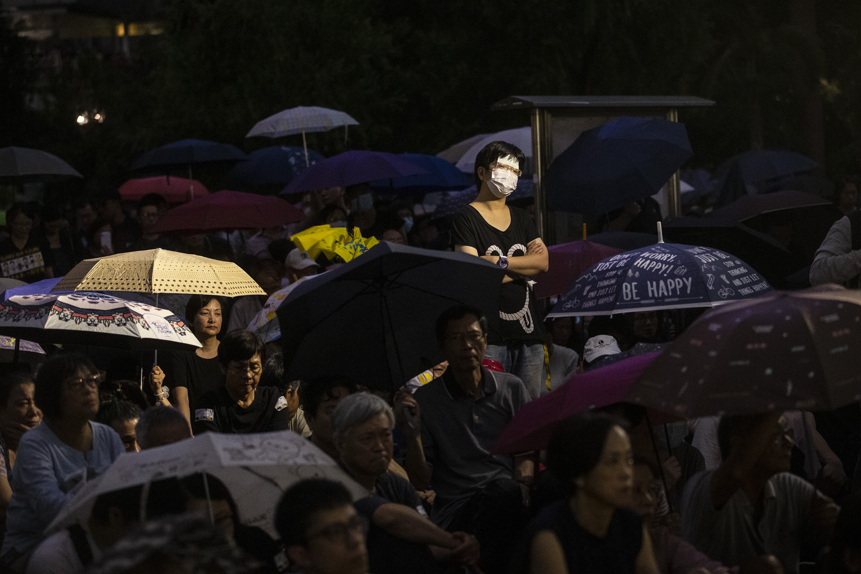 集會中一度下起大雨，部分人撐起雨傘，但無人離開。