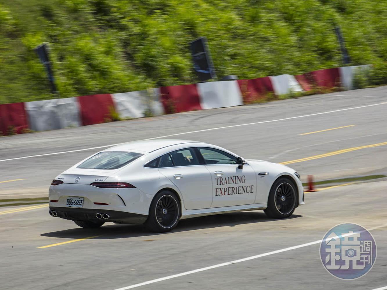 AMG車系也同步有繞椎、麋鹿測試的基礎關卡。
