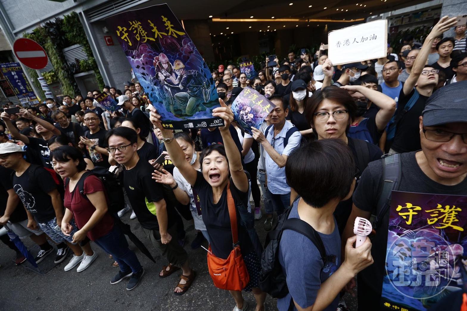 香港民眾高舉著標語,表達訴求。