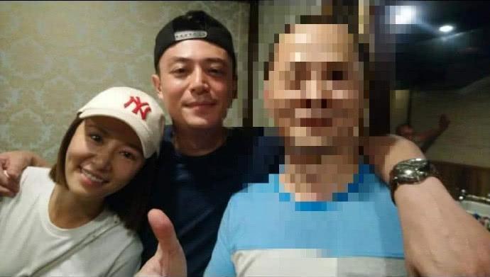 在網友私下曝光的照片中，林心如、霍建華夫妻倆親切和粉絲合照。（翻攝自死海拾荒微博）