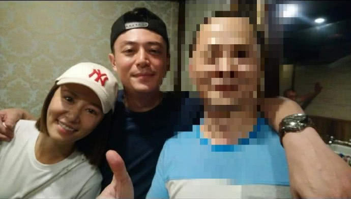 在網友私下曝光的照片中，林心如、霍建華夫妻倆親切和粉絲合照。（翻攝自死海拾荒微博）