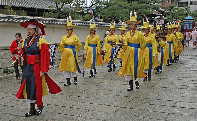 在日本幕府時代，朝鮮通信使是日韓兩國的重要橋梁。圖為廣島縣吳市重現朝鮮通信使行列的活動。（翻攝自朝鮮通信使ナビ　in　呉市　しもかまがりhttp://www.e-kure.info/kanko-ibent.html）