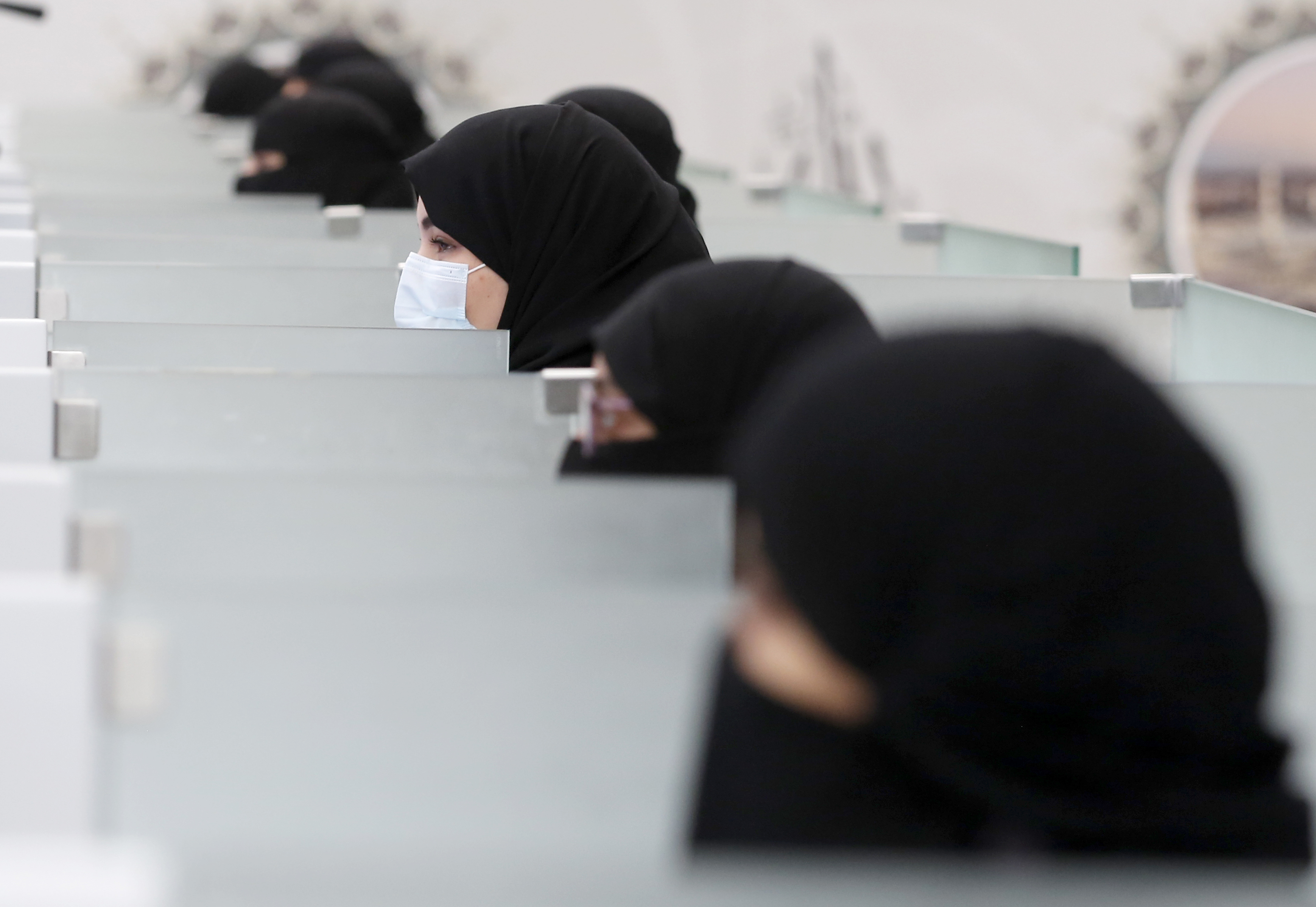 沙烏地阿拉伯國家安全部隊在機場負責安檢任務的女警官。（達志影像）