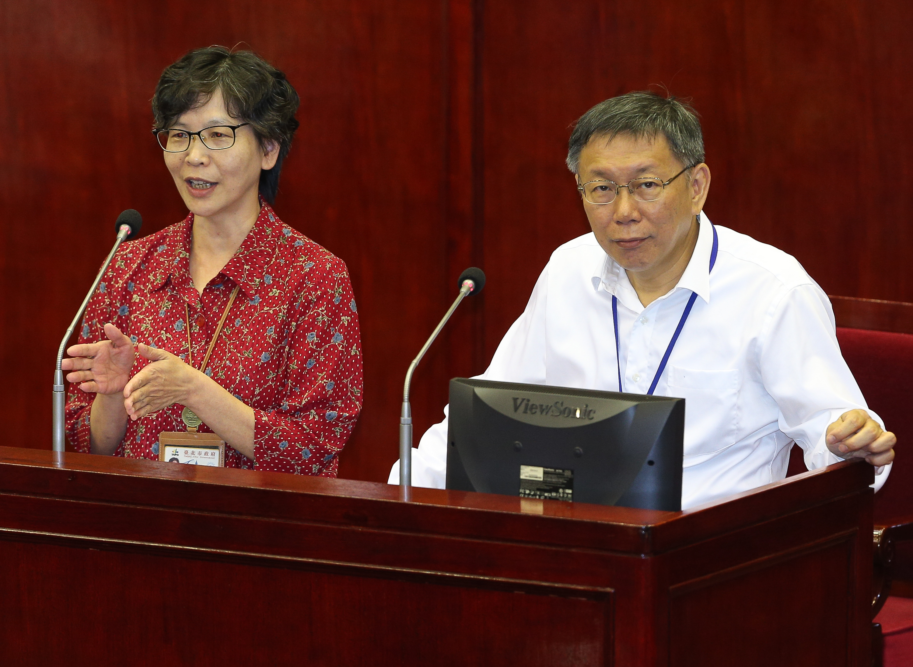 郭台銘回國後，曾致電給柯文哲（右），但未就對柯P組黨一事交換意見，而是由蔡璧如轉接。（中央社）