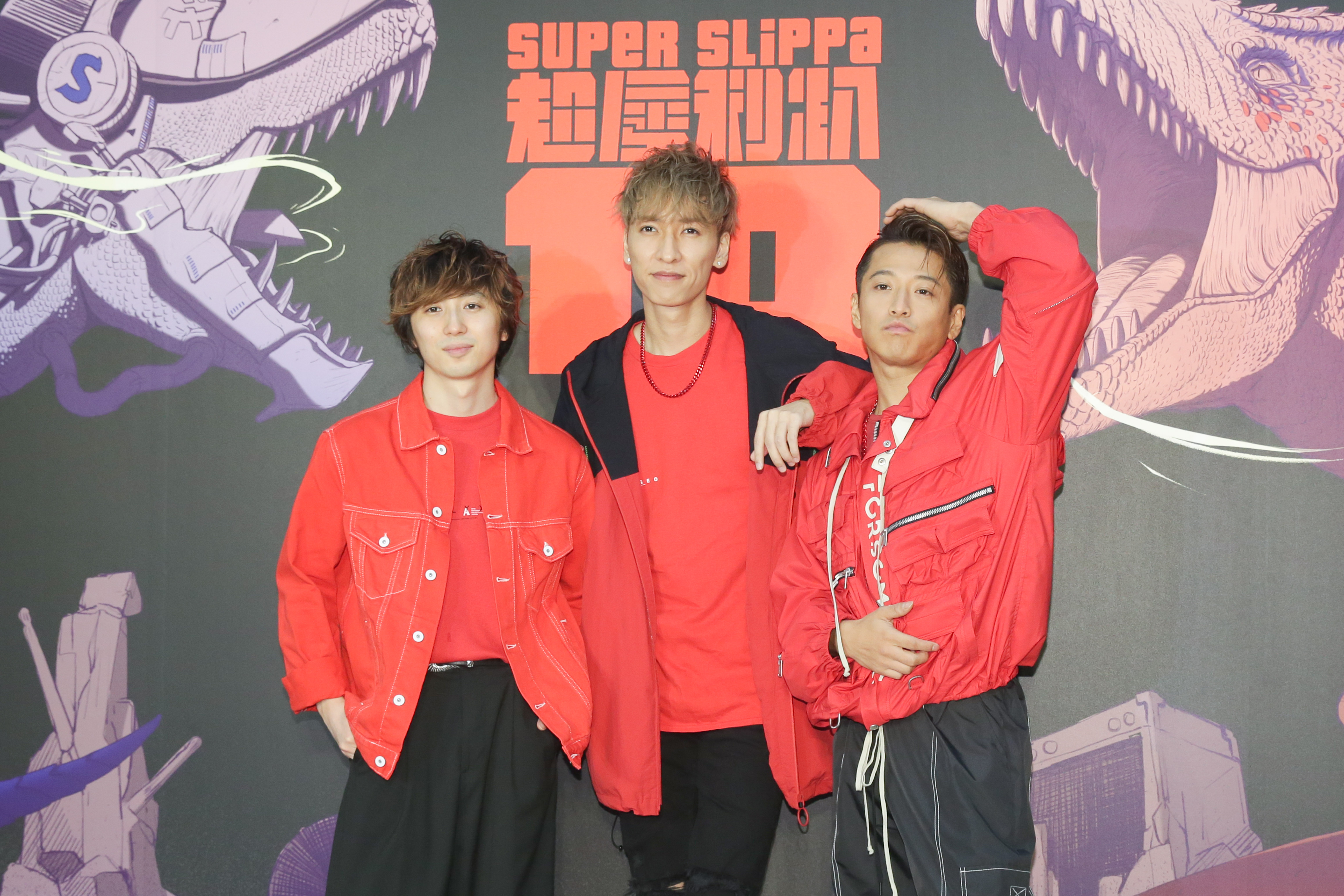 w-inds.時隔5年再登台，緒方龍一（右）被成員橘慶太（中）和千葉涼平虧有偶包。