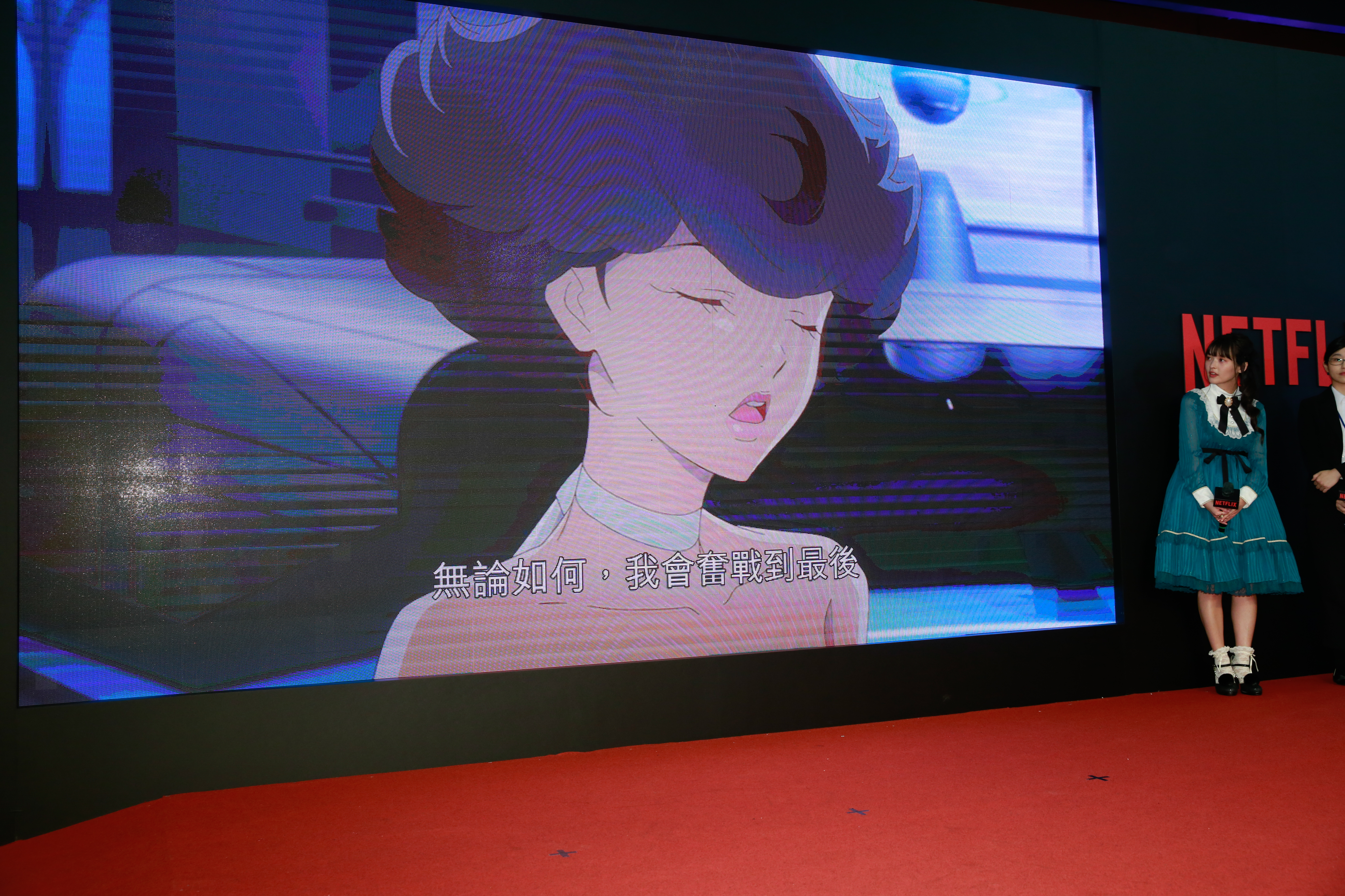 上坂堇（右）與她在《凱洛與塔斯黛》演繹的角色安吉拉。