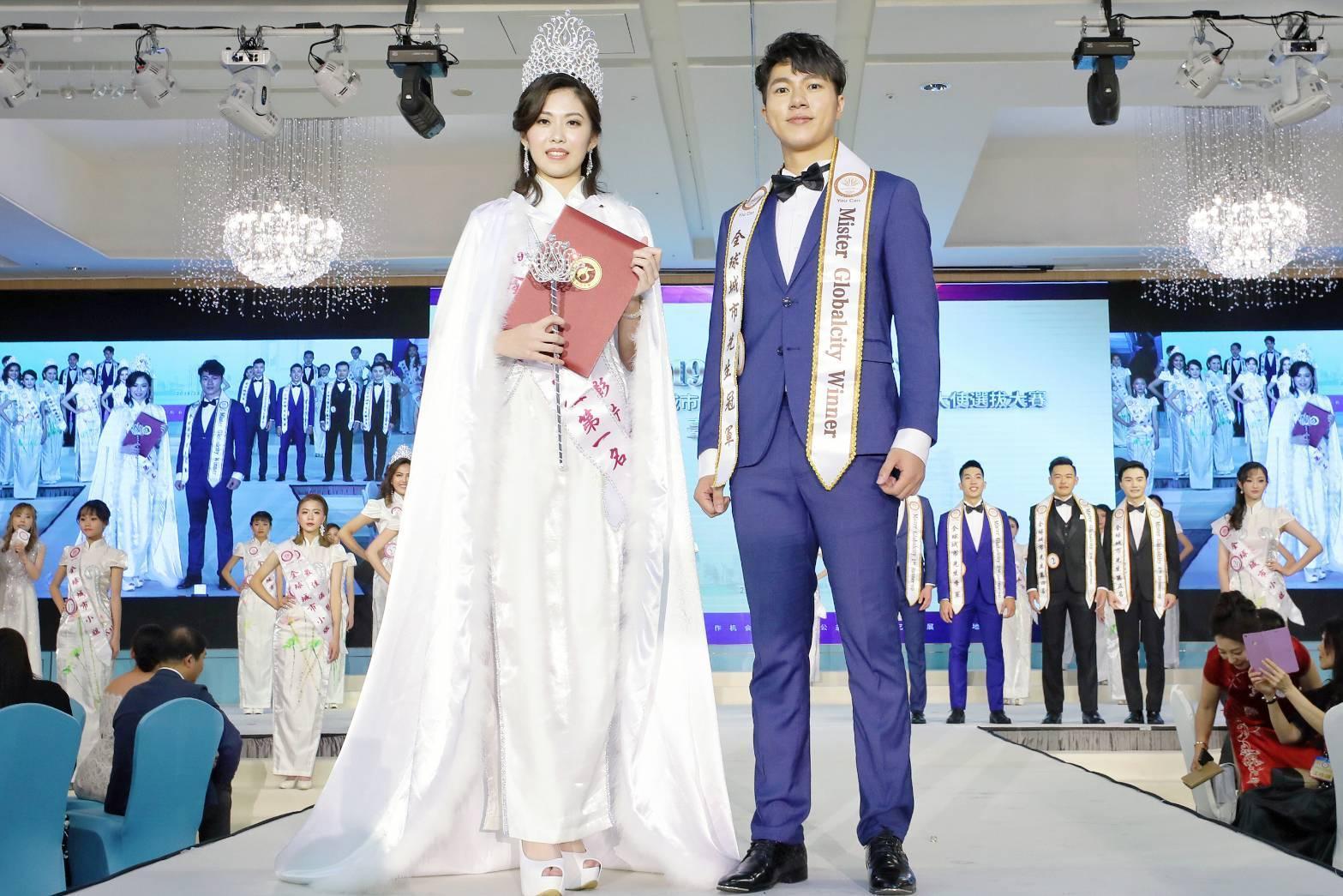 16歲的高二女生柯純心摘下后冠，創下全球城市小姐選美皇后新紀錄，城市先生第一名是廣告新人古程丰。（中華全球城市選拔協會提供）