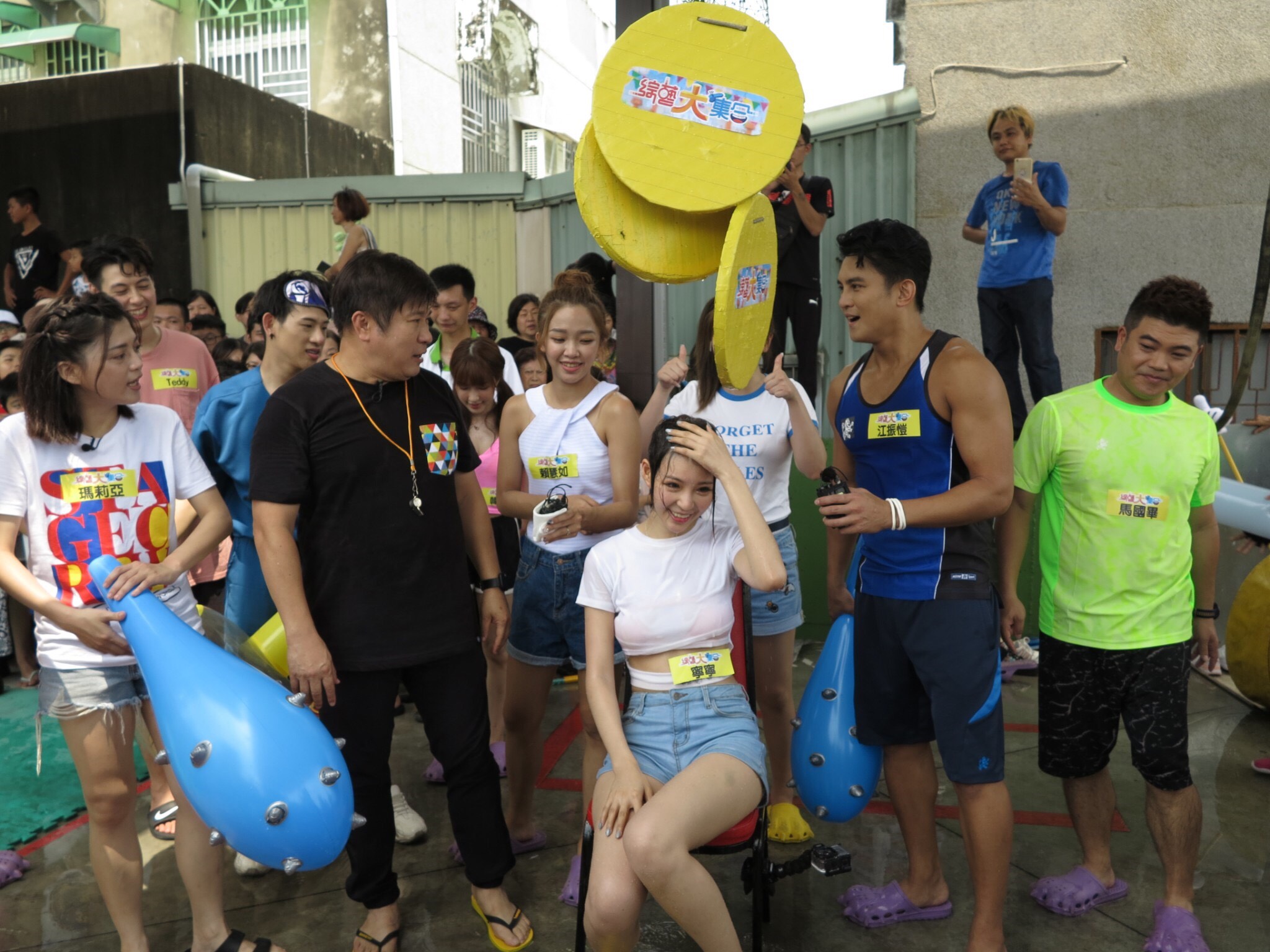 胡瓜笑說第一次「被打」還這麼開心，馬國畢還滑倒笑到他肚子痛，差點喘不過氣。（民視提供）