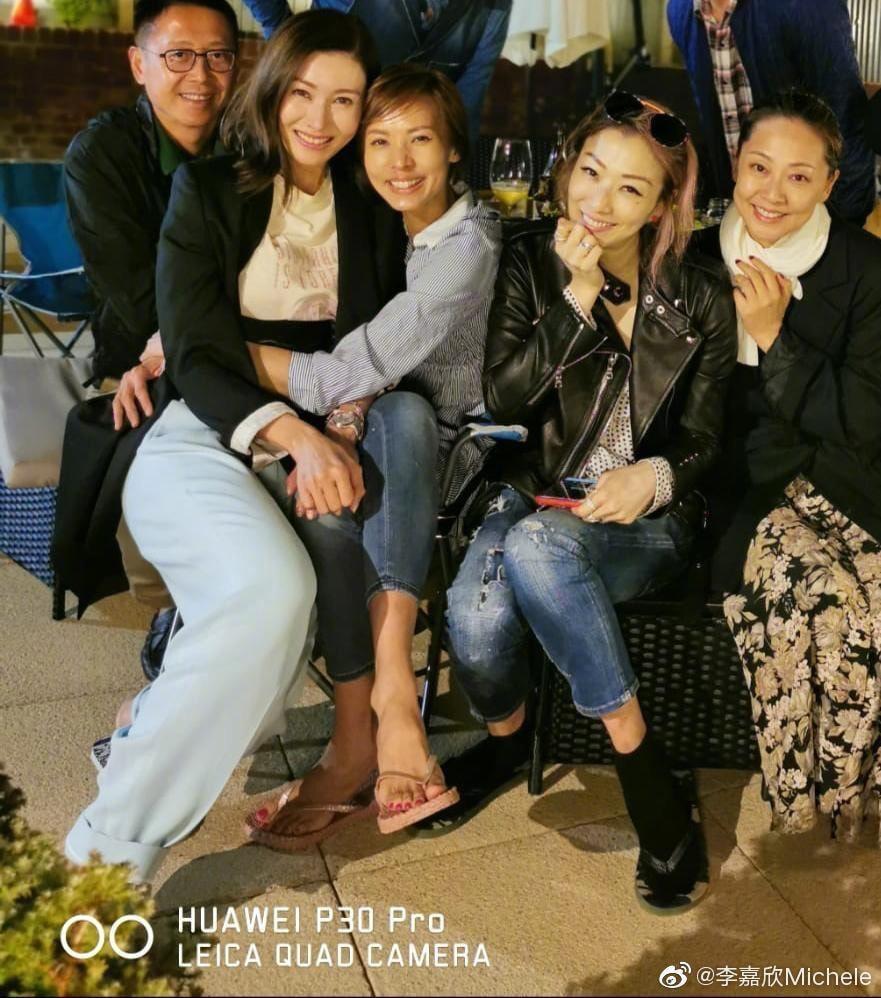 鄭秀文與梁家玉、張茜,以及李嘉欣夫婦開派對,照片還把後面男生的身影裁掉。(翻攝自李嘉欣微博)