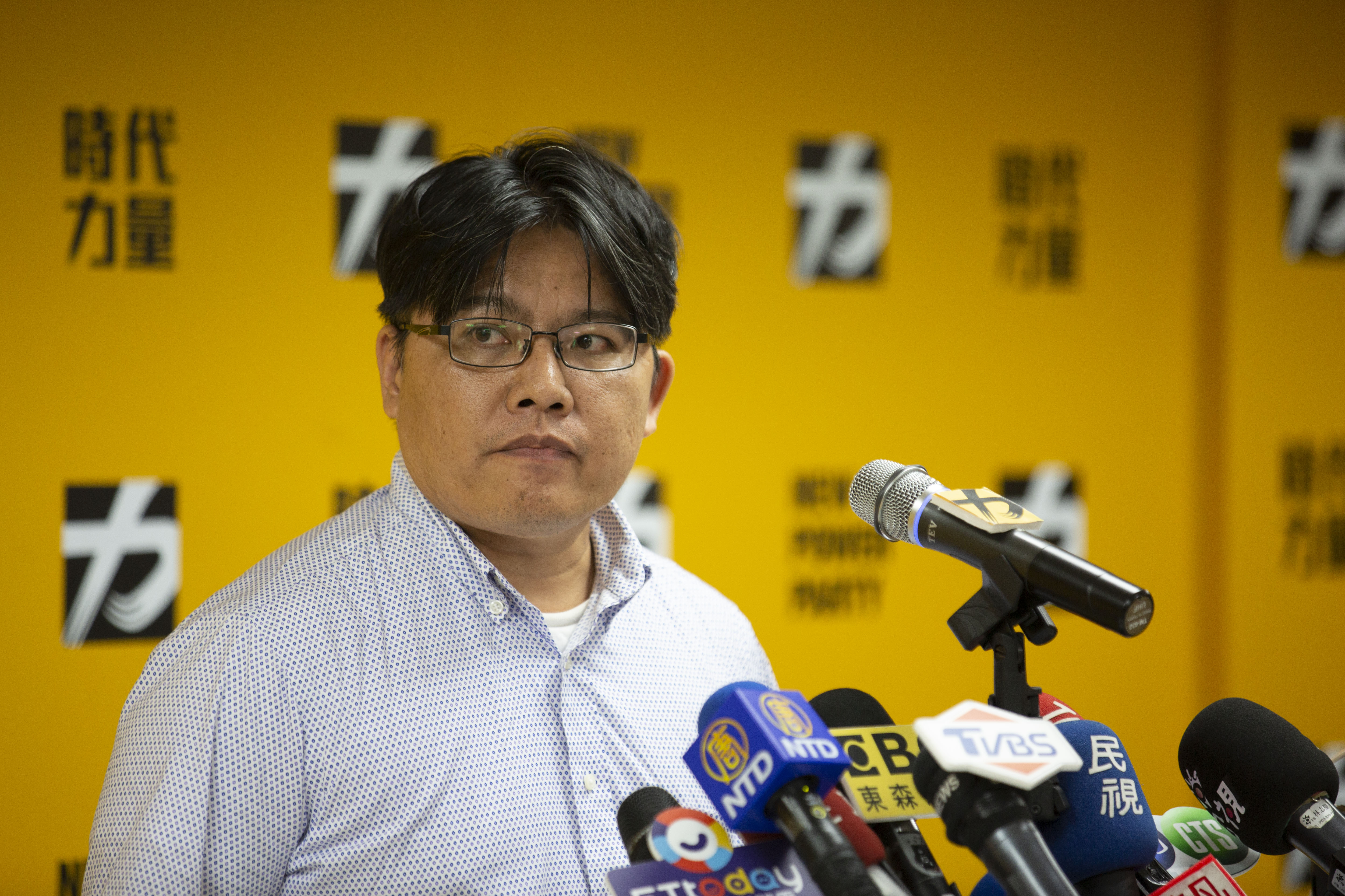 邱顯智近日與黨內立委包括黃國昌、徐永明等人會面時,黃、徐都對二黨主席會面樂觀其成。