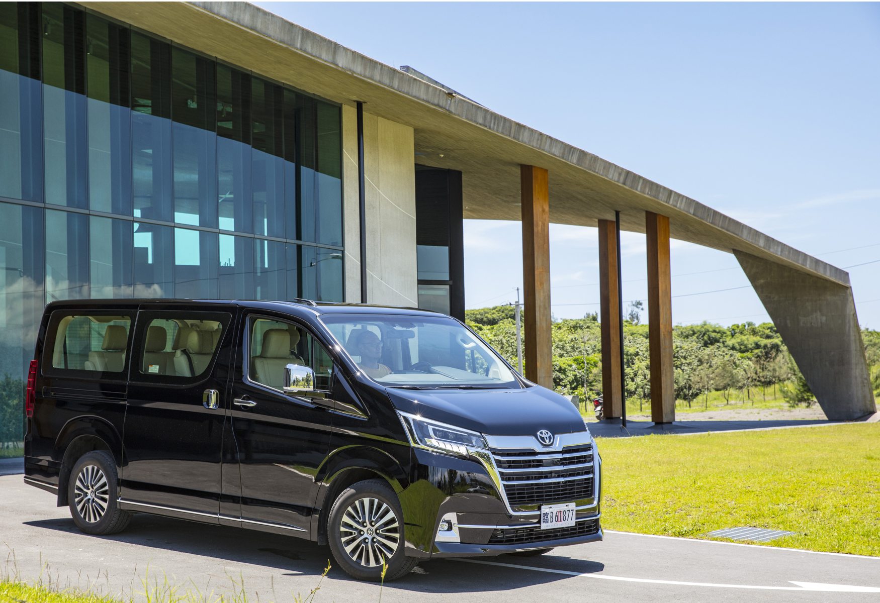 【鏡試駕】陸行商務艙！TOYOTA Granvia九人座旗艦版