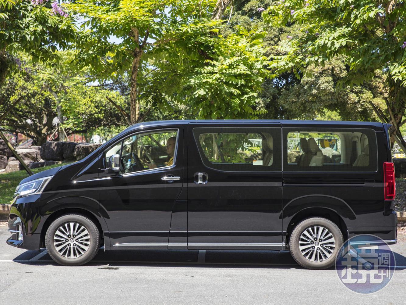 車側特徵線及下方鍍鉻飾條延續車頭水平線設計，搭配大尺寸17吋鋁合金輪圈點綴使車側重心更顯穩定。