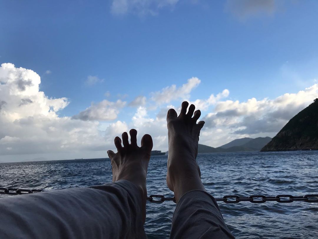 彭于晏僅貼出兩隻腳的照片，竟然就吸引7萬多個讚。（翻攝自彭于晏IG）