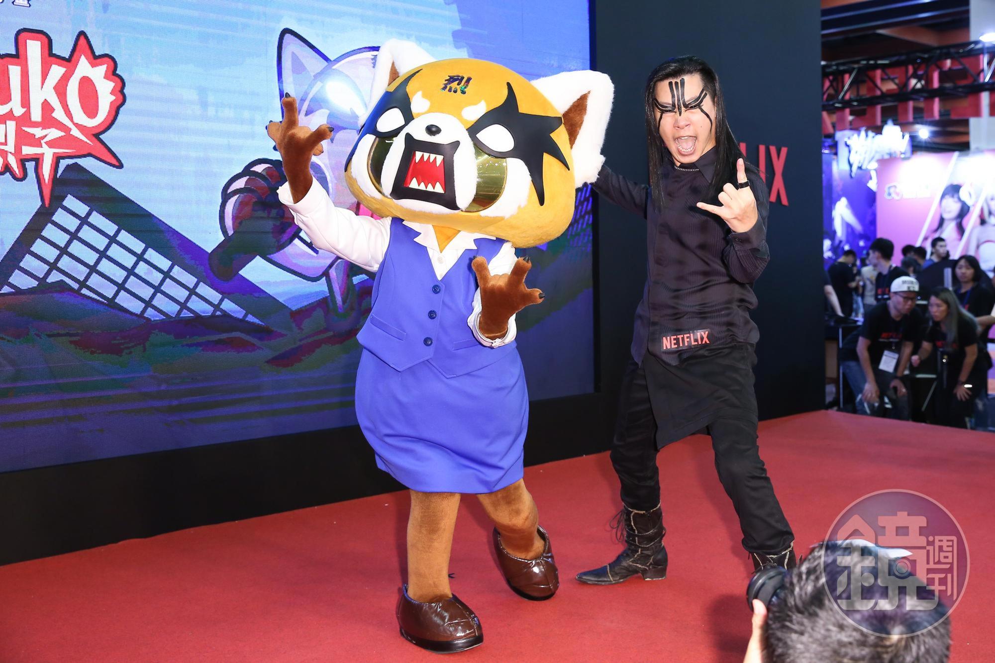閃靈樂團主唱Freddy（右）與動畫人物烈子，展開黑死重金屬腔對決。
