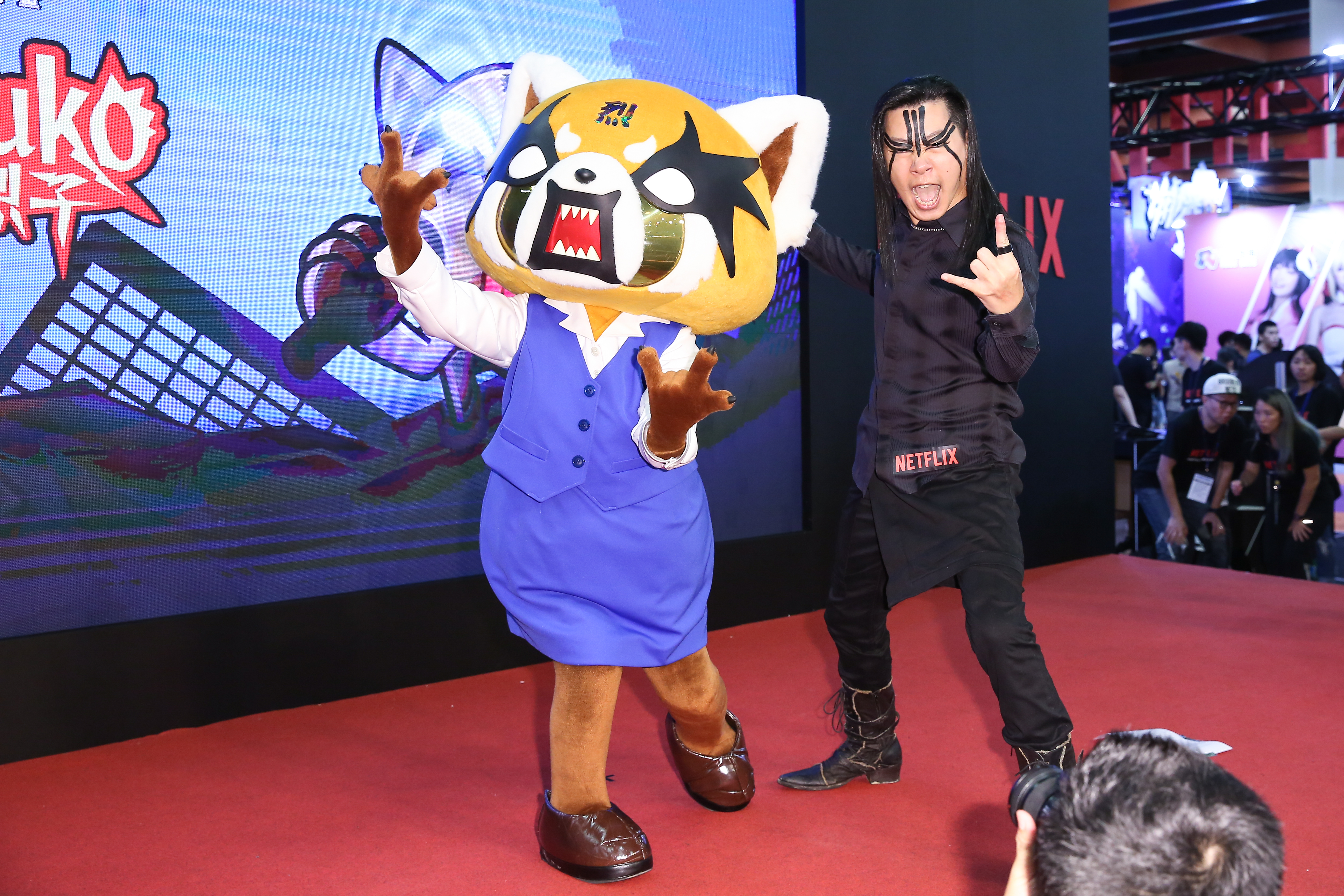 閃靈樂團主唱Freddy（右）與動畫人物烈子，展開黑死重金屬腔對決。