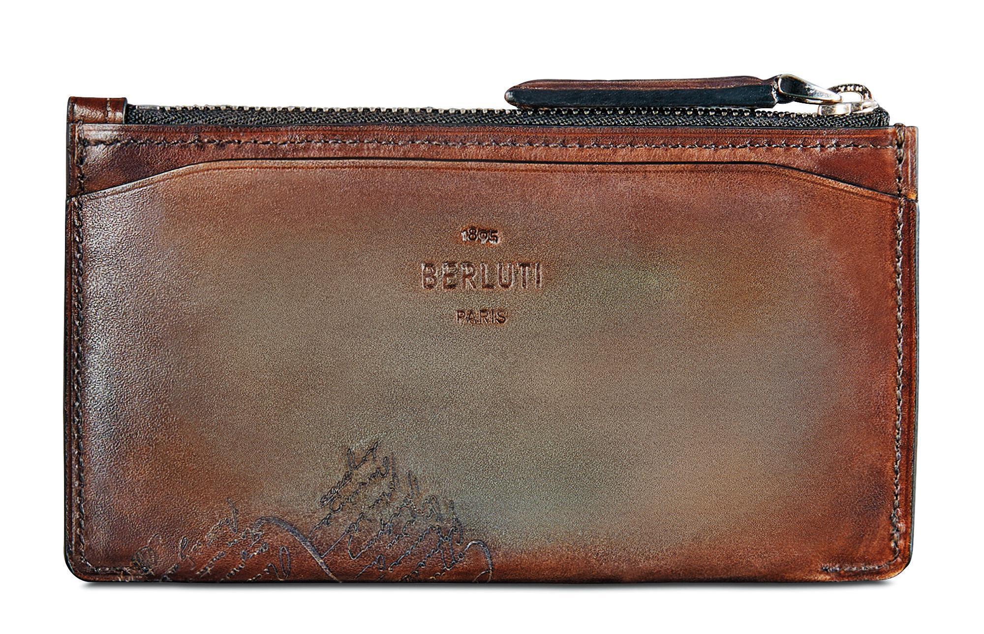 BERLUTI Façade GM Scritto 冰棕色皮革拉鍊卡包 NT$21,900。(BERLUTI提供)