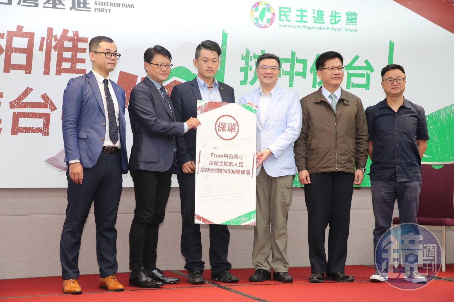 民進黨主席卓榮泰(右3)送給陳柏惟(左3)保額4000萬的保單。