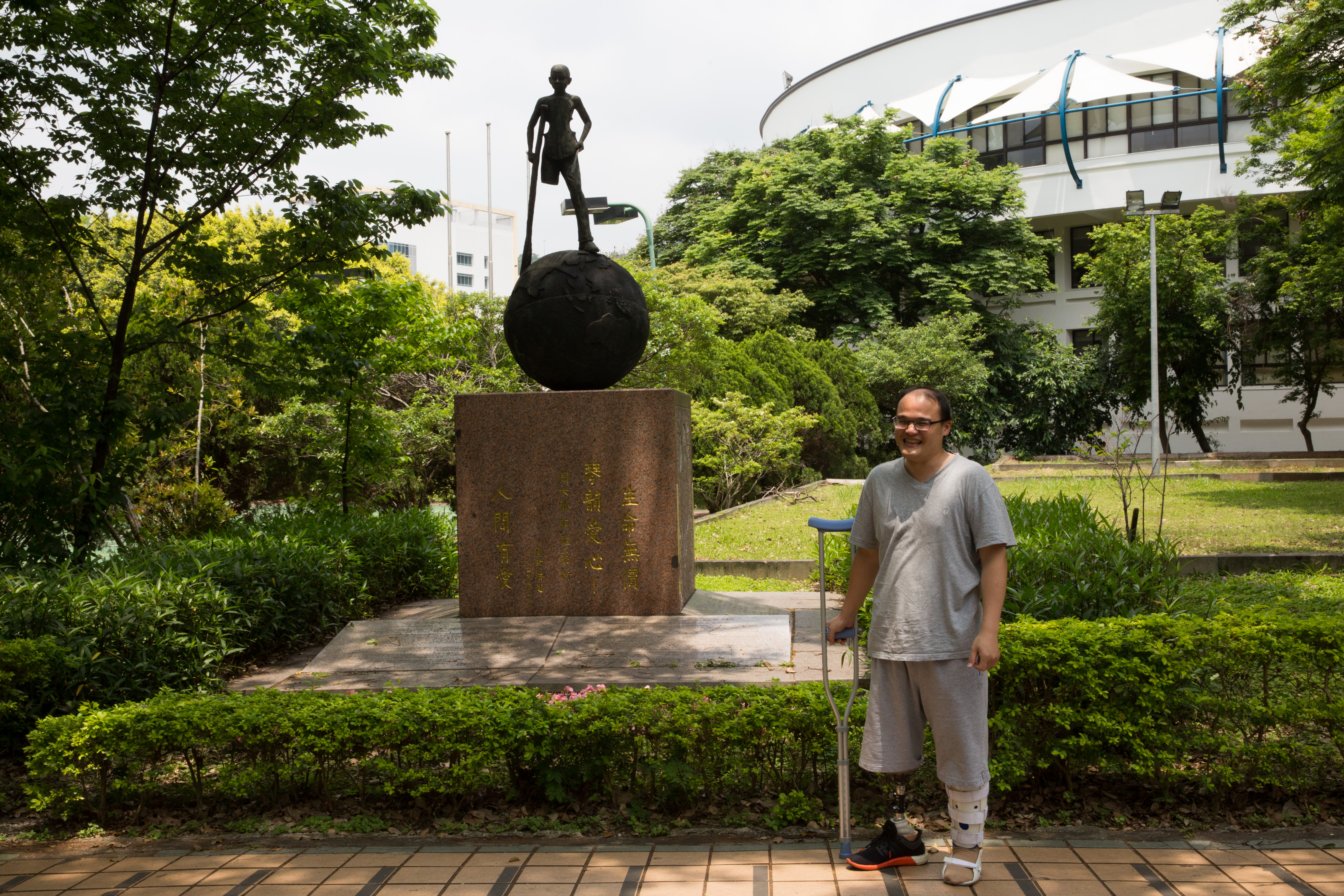 3年前蘆洲警分局交通分隊警員陳昭宏值勤時，被酒駕女子撞斷雙腿、右腿膝下截肢。（翻攝自陳昭宏臉書粉專）