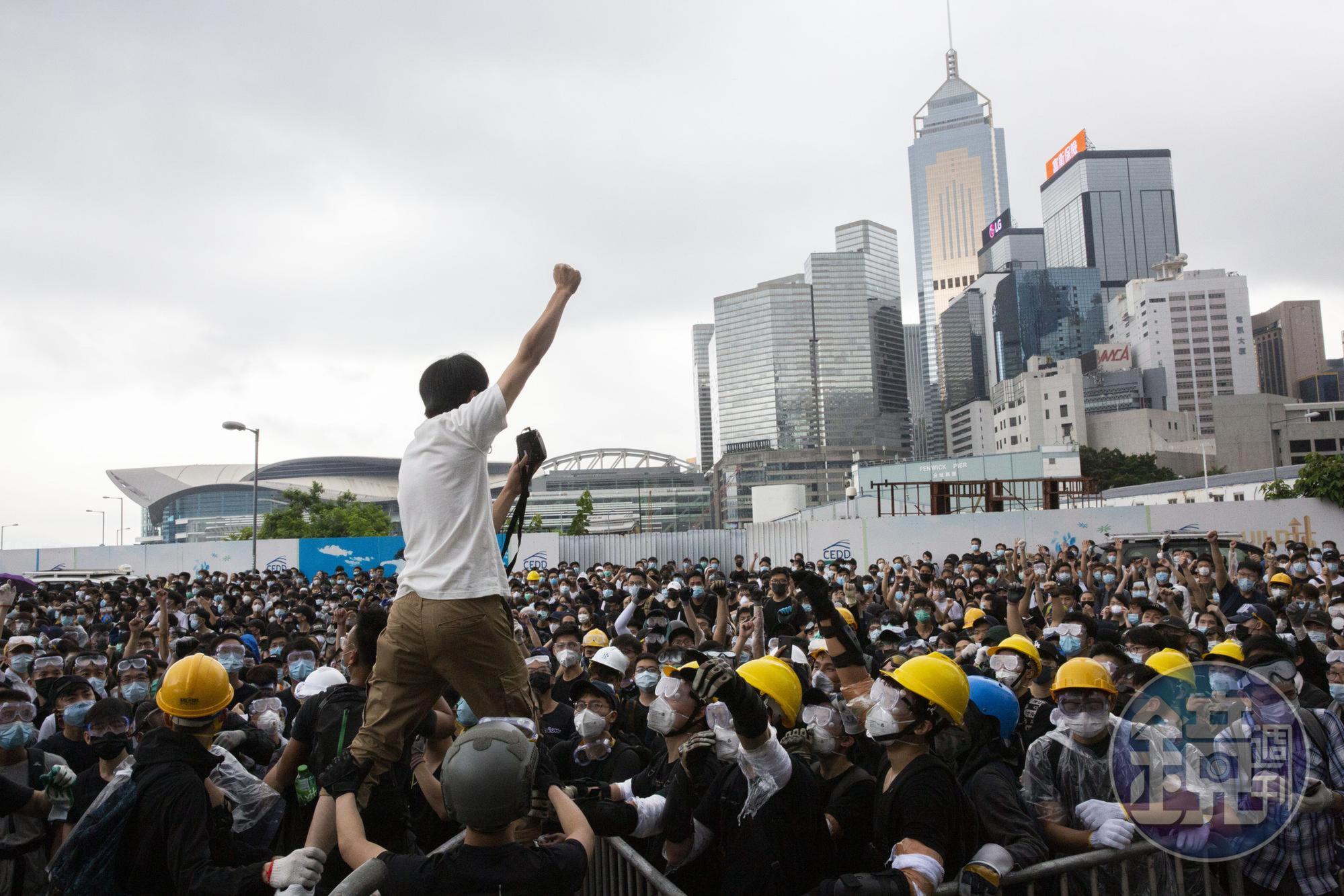 香港反送中自6月起大小抗爭不斷，林鄭月娥過去曾以「暴力」定調此事件。