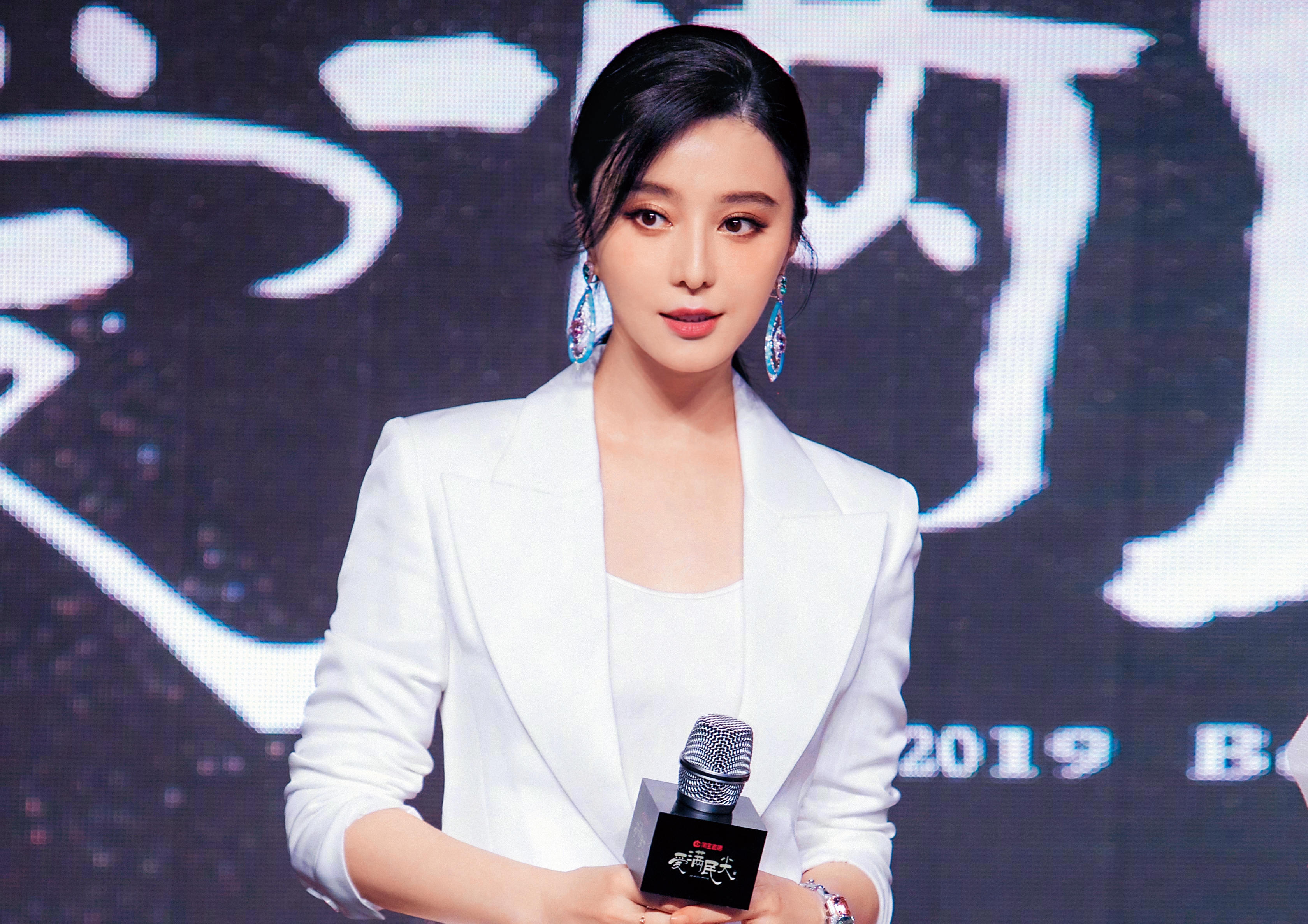 去年捲入逃稅風波後復出路難行,范冰冰除了發展美妝事業,也藉著參加公益活動洗白。(翻攝自范冰冰工作室微博)