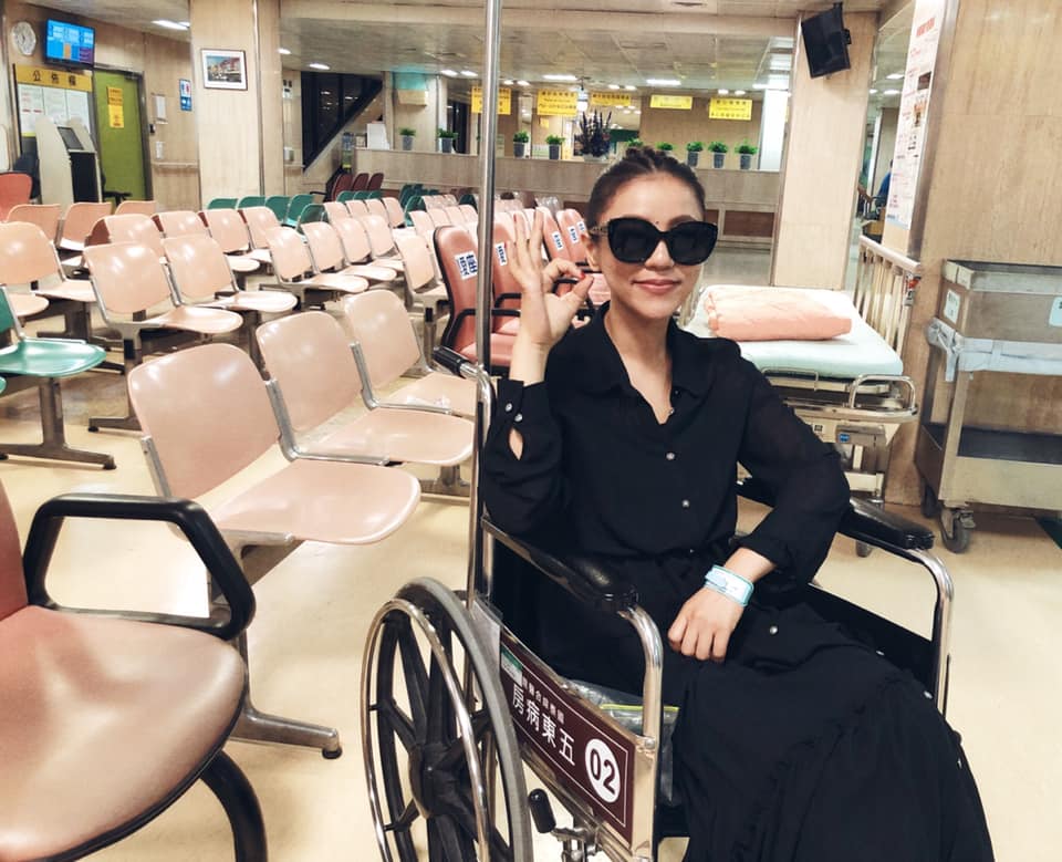 丁噹不慎從2.1公尺舞台上摔傷，她在臉書發文回憶當下「全身五臟六腑都震了幾下」。（翻攝自丁噹臉書）