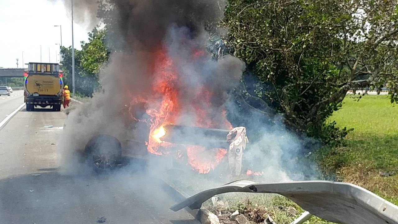 小客車自撞護欄後起火燃燒。（翻攝畫面）
