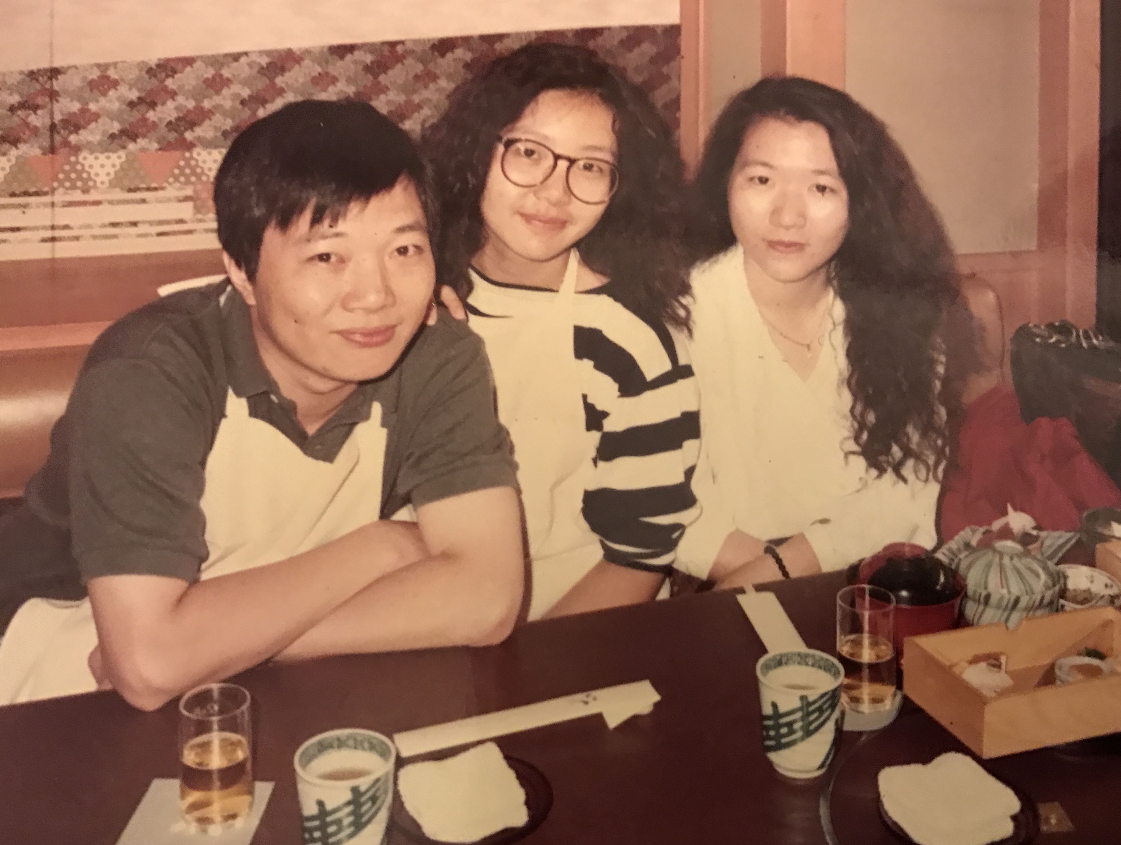 張光斗在日本工作時，與妹妹（中）和妻子（右）的合照。（張光斗提供）