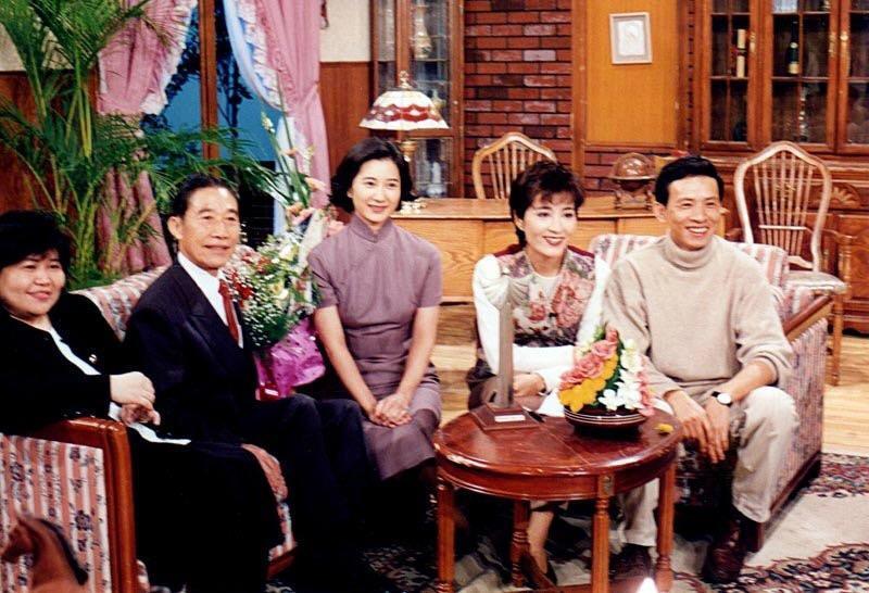 《點燈》在1990年代時的現場照片，右起為吳念真、當時的主持人靳秀麗、蘇明明、明驥、焦雄屏。（張光斗 提供）