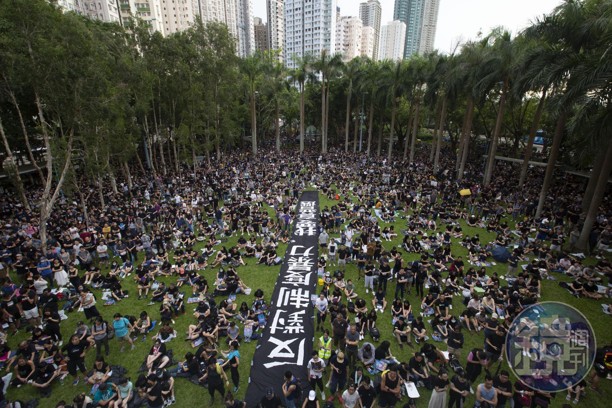 香港「反送中」持續延燒不斷，今（5）日發起罷工、罷課、罷市「三罷」行動，已造成200航班取消。