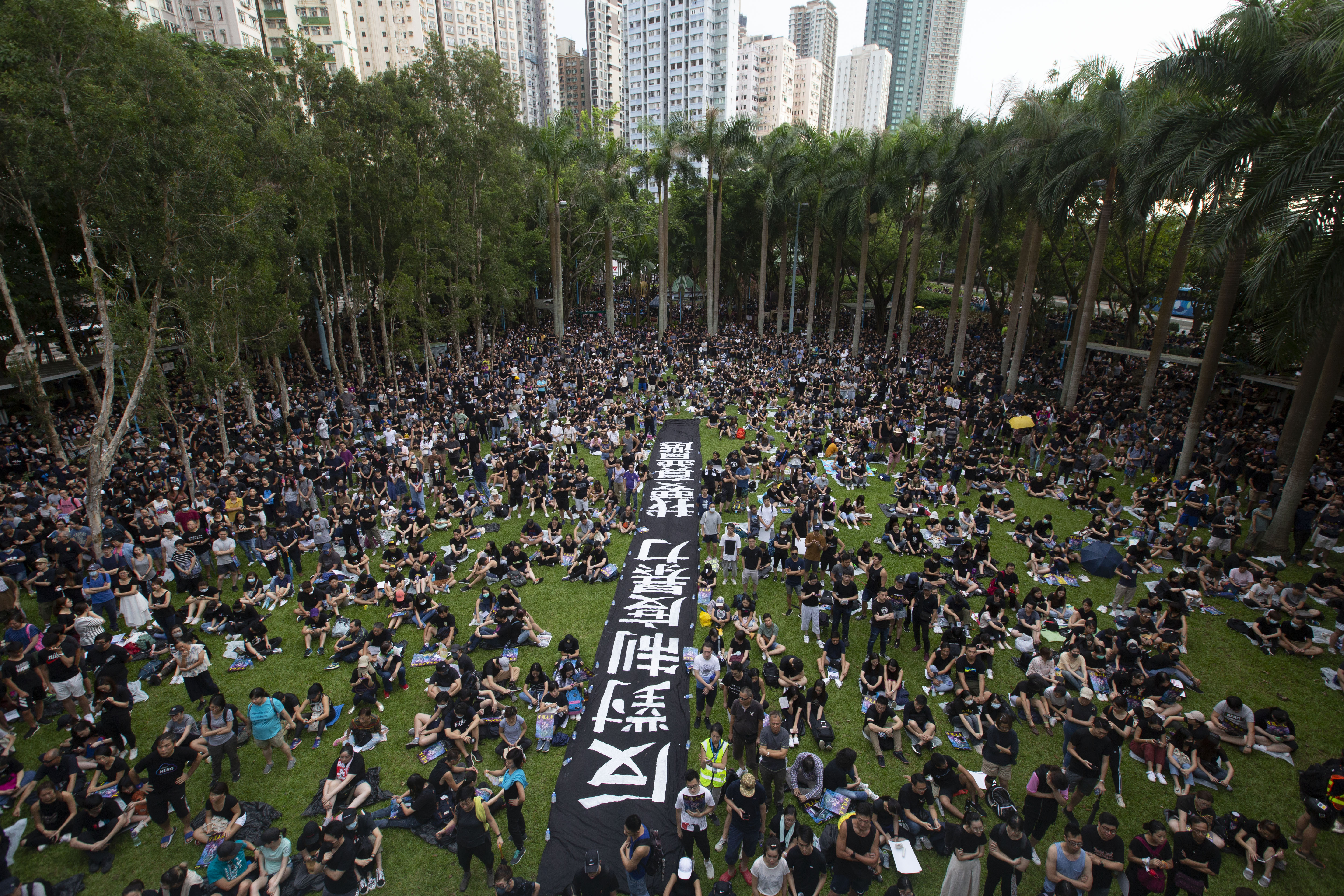 香港「反送中」持續延燒不斷,今(5)日發起罷工、罷課、罷市「三罷」行動,已造成200航班取消。